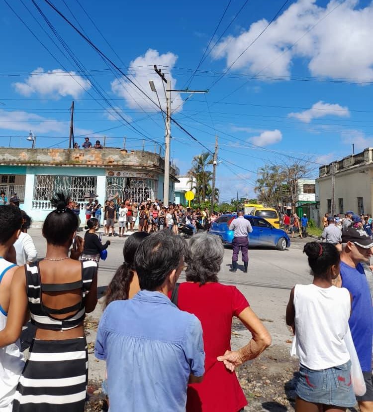Los cubanos residentes en La Palma, Arroyo Naranjo, volvieron a salir a las calles este viernes para reclamar el restablecimiento de los servicios de agua y electricidad, tras 72 horas de apagón (Twitter: @diariodecuba)