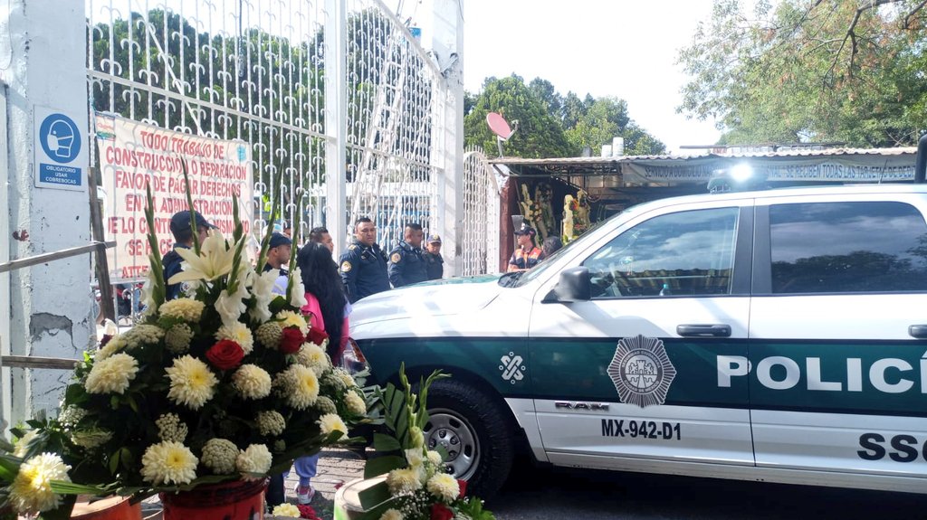 El inmueble fue desalojado y la mujer herida trasladada a un hospital 
(Foto: Twitter/@angelito190273)