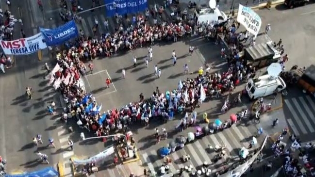 El partido de fútbol entre piqueteros a los pies del ministerio de Desarrollo Social como reclamo simbólico
