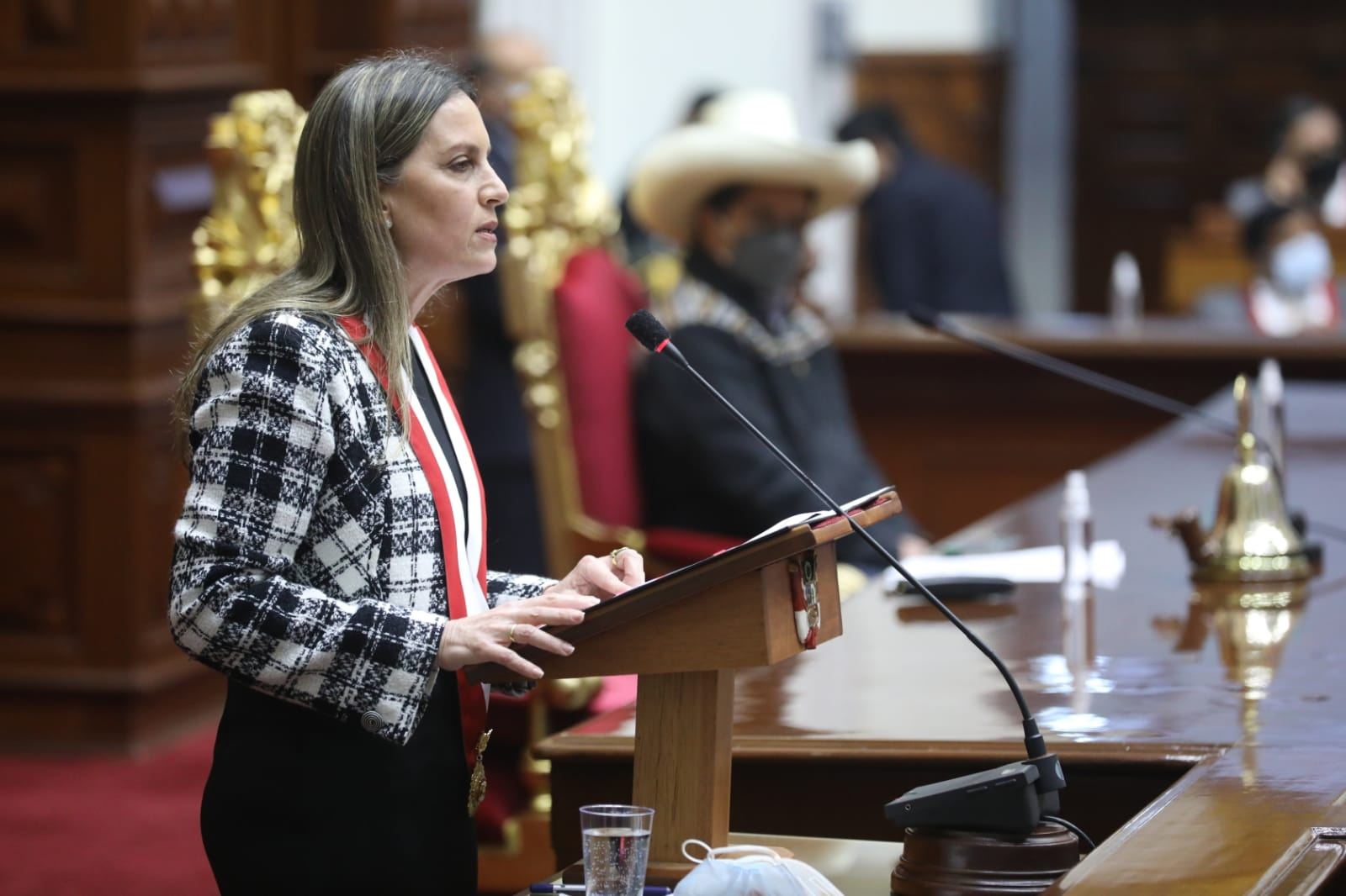 Congreso condecorará a María del Carmen Alva, la congresista de los jaloneos y gritos