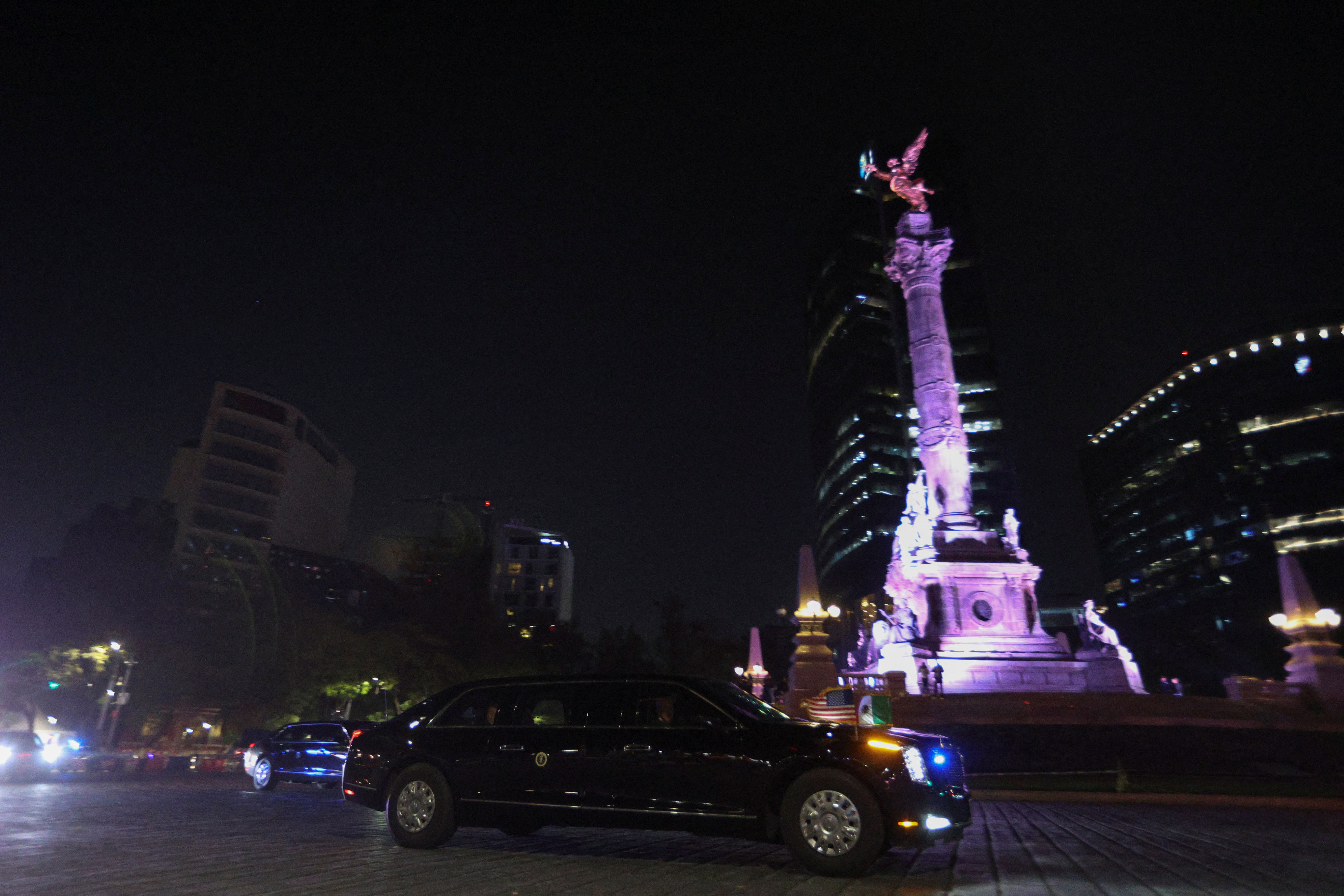 Automóvil de Joe Biden pasando por el Ángel de la Independencia (REUTERS/ Luis Cortes)