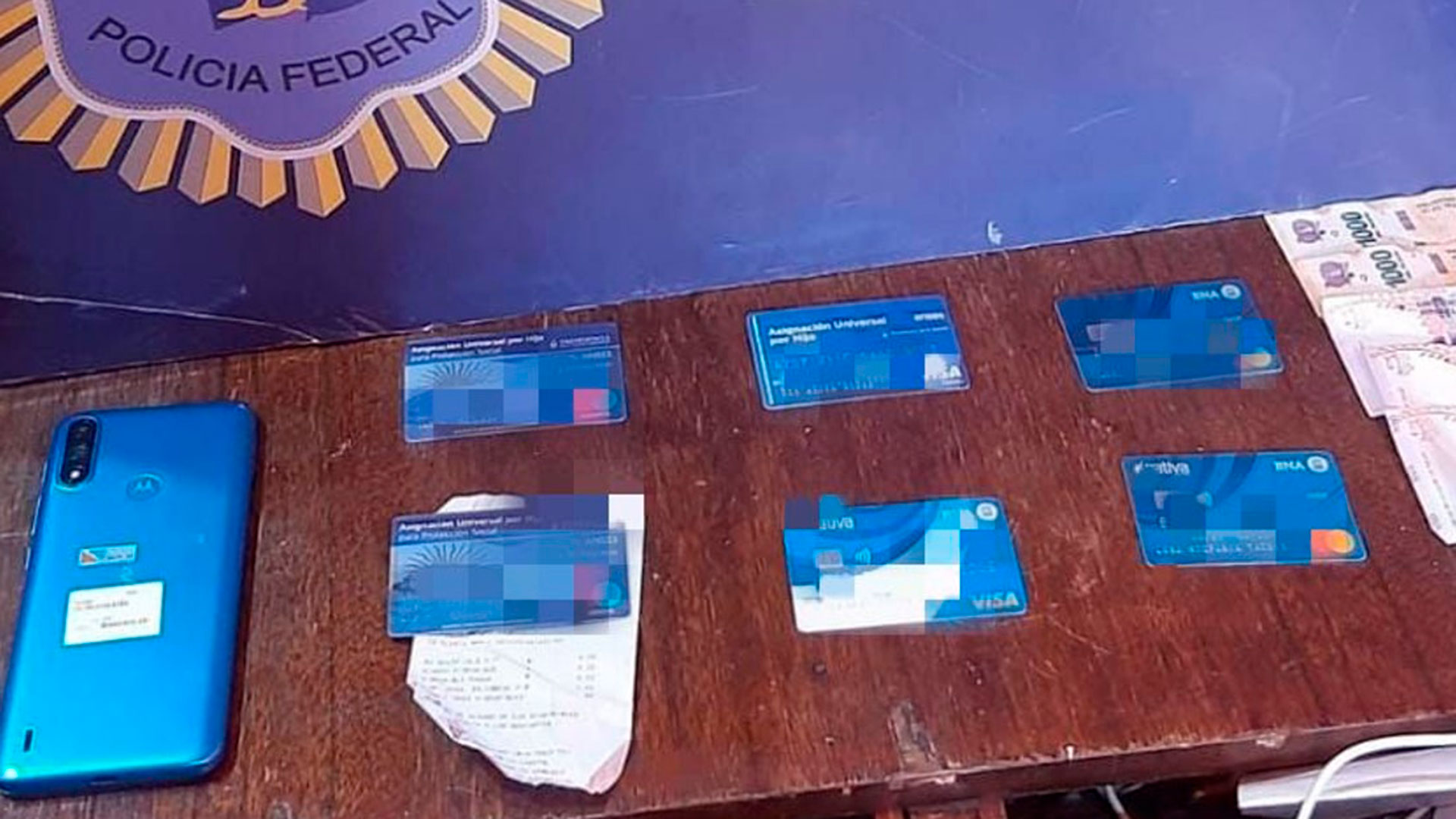Tarjetas incautadas en los allanamientos.