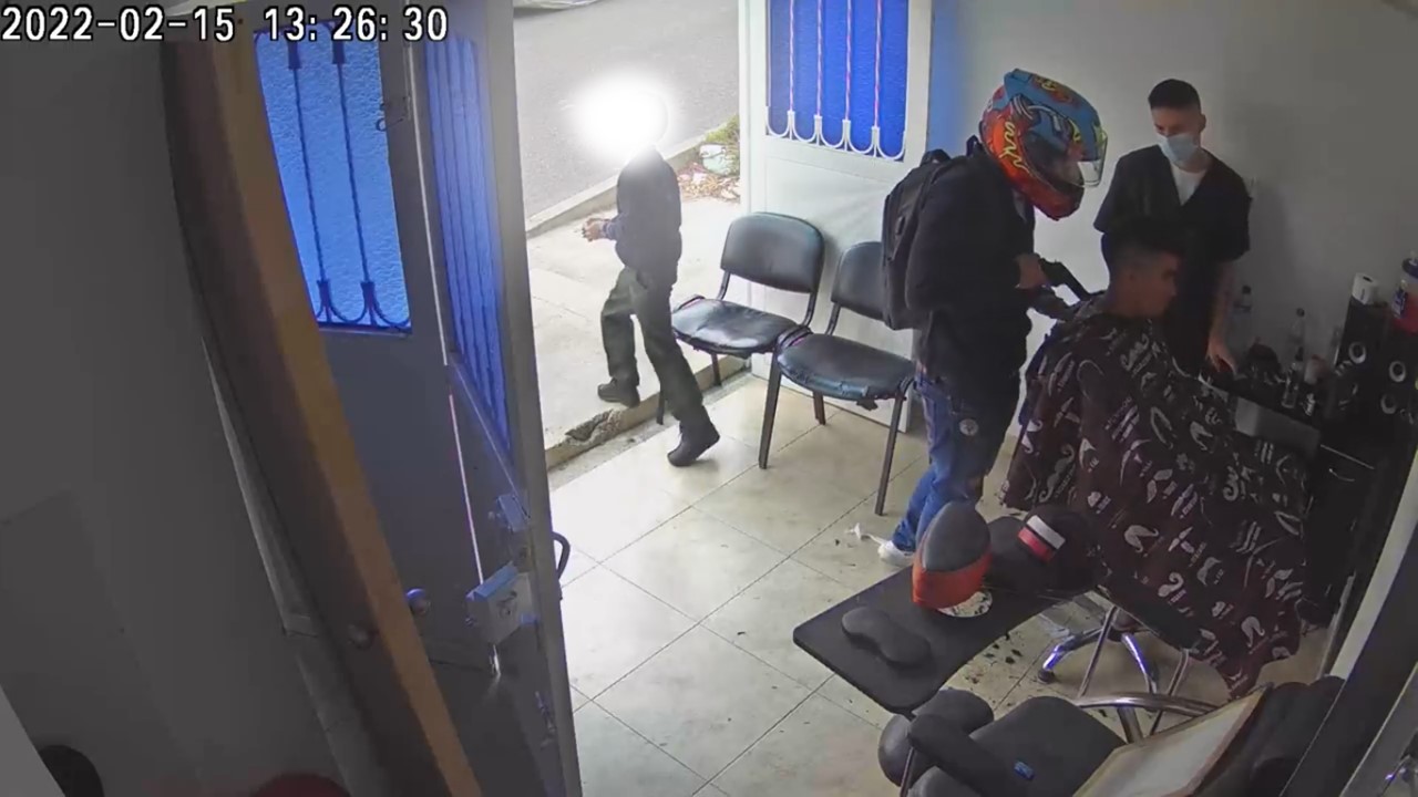 Un niño, un barbero y un cliente fueron atracados a mano armada en un salón de belleza