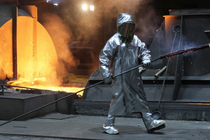 Un trabajador siderúrgico de ThyssenKrupp delante de un alto horno en una fábrica de acero de ThyssenKrupp en Duisburgo, oeste de Alemania, 14 de noviembre de 2022. REUTERS/Wolfgang Rattay