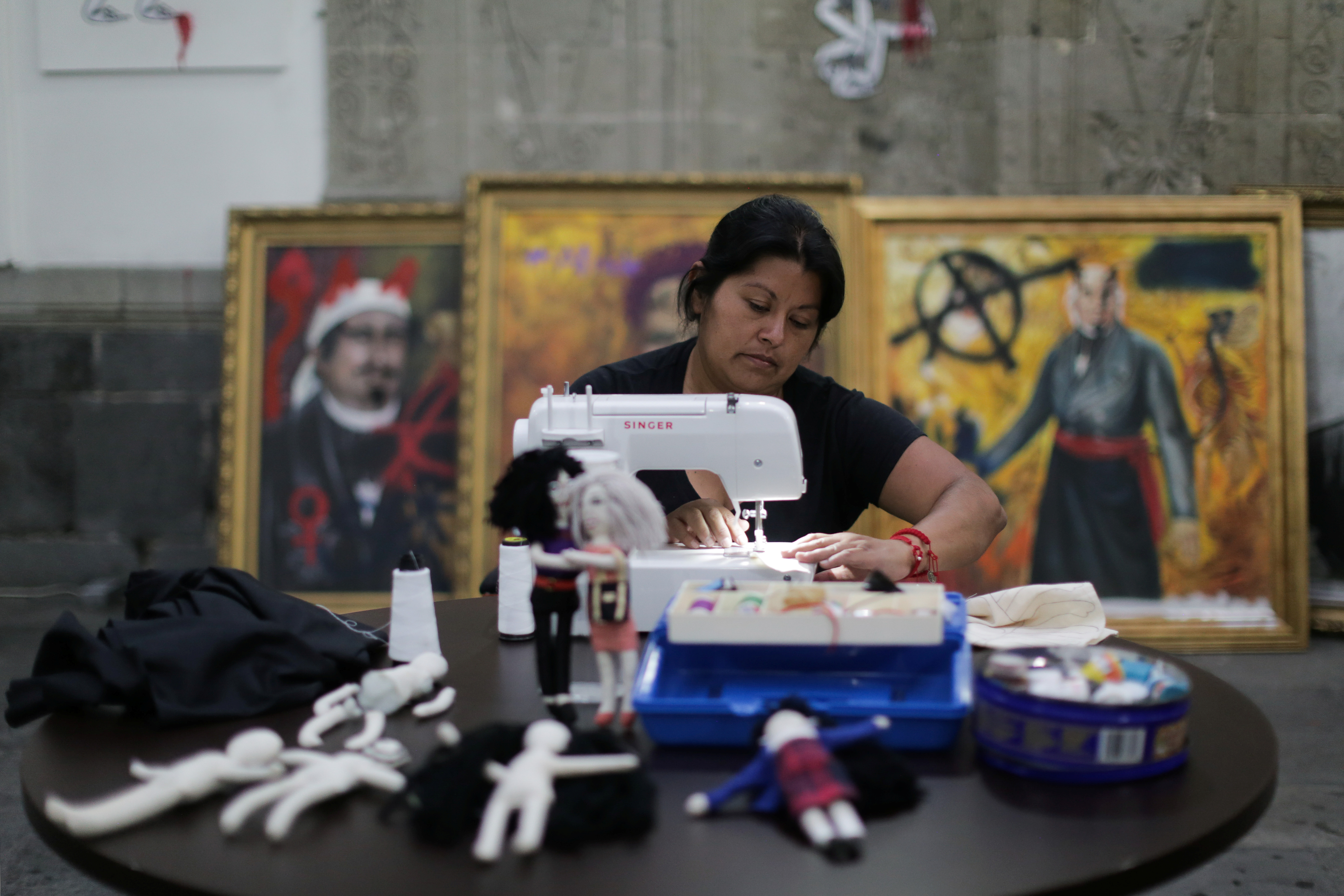 Erika Martínez, madre de una víctima de violencia de género y activista feminista, cose muñecos de tela dentro de las instalaciones del edificio de la Comisión Nacional de Derechos Humanos, en apoyo a las víctimas de violencia de género, en la Ciudad de México, México 10 de septiembre de 2020. Fotografía tomada el 10 de septiembre de 2020.