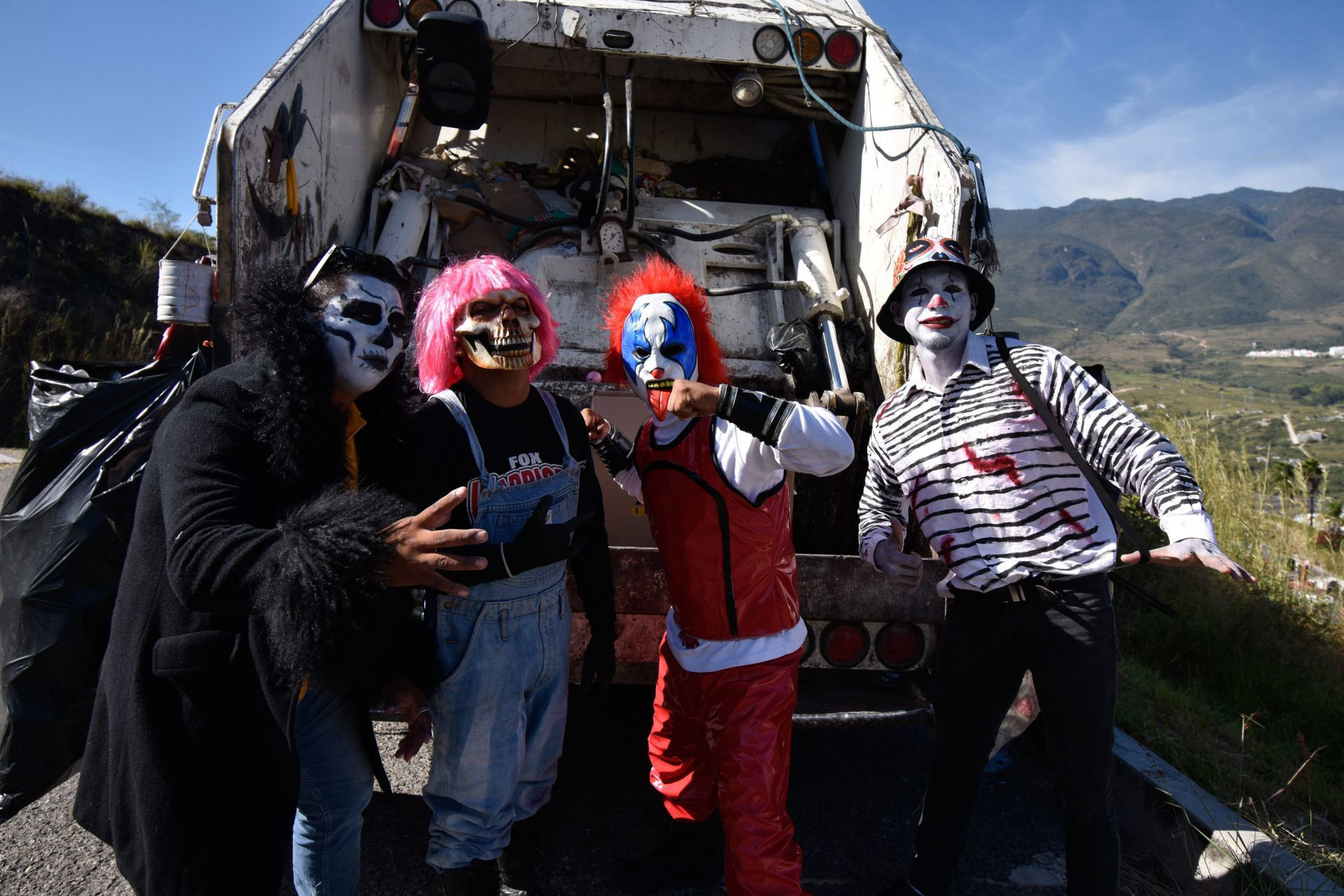 Los trabajadores de recolección de basura del camión
