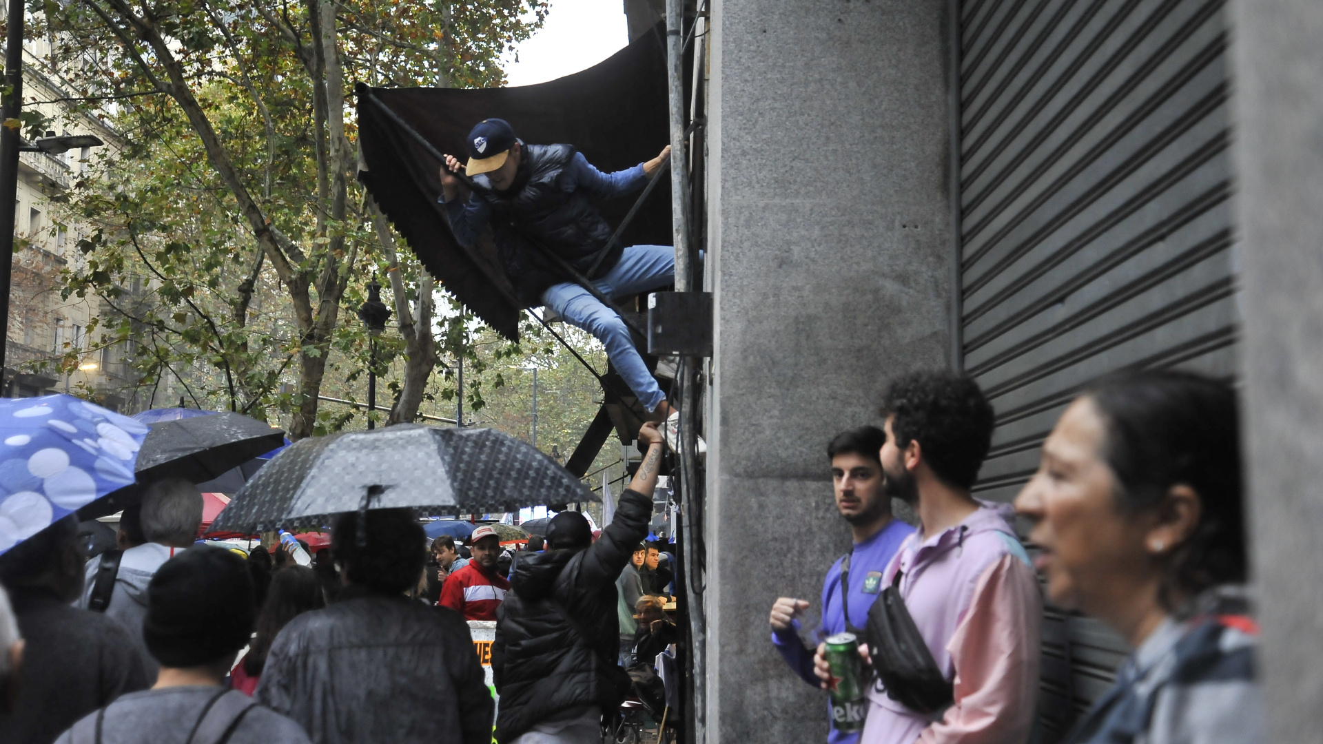 Miles de militantes se acercaron desde temprano para colocar las primeras pancartas, carteles y ocupar los lugares más cercanos al palco desde el cual habló CFK