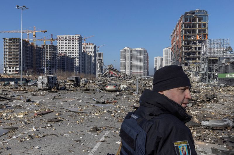 Un militar ucraniano en el lugar de un bombardeo en un centro comercial mientras continúa la invasión rusa de Ucrania, en Kiev