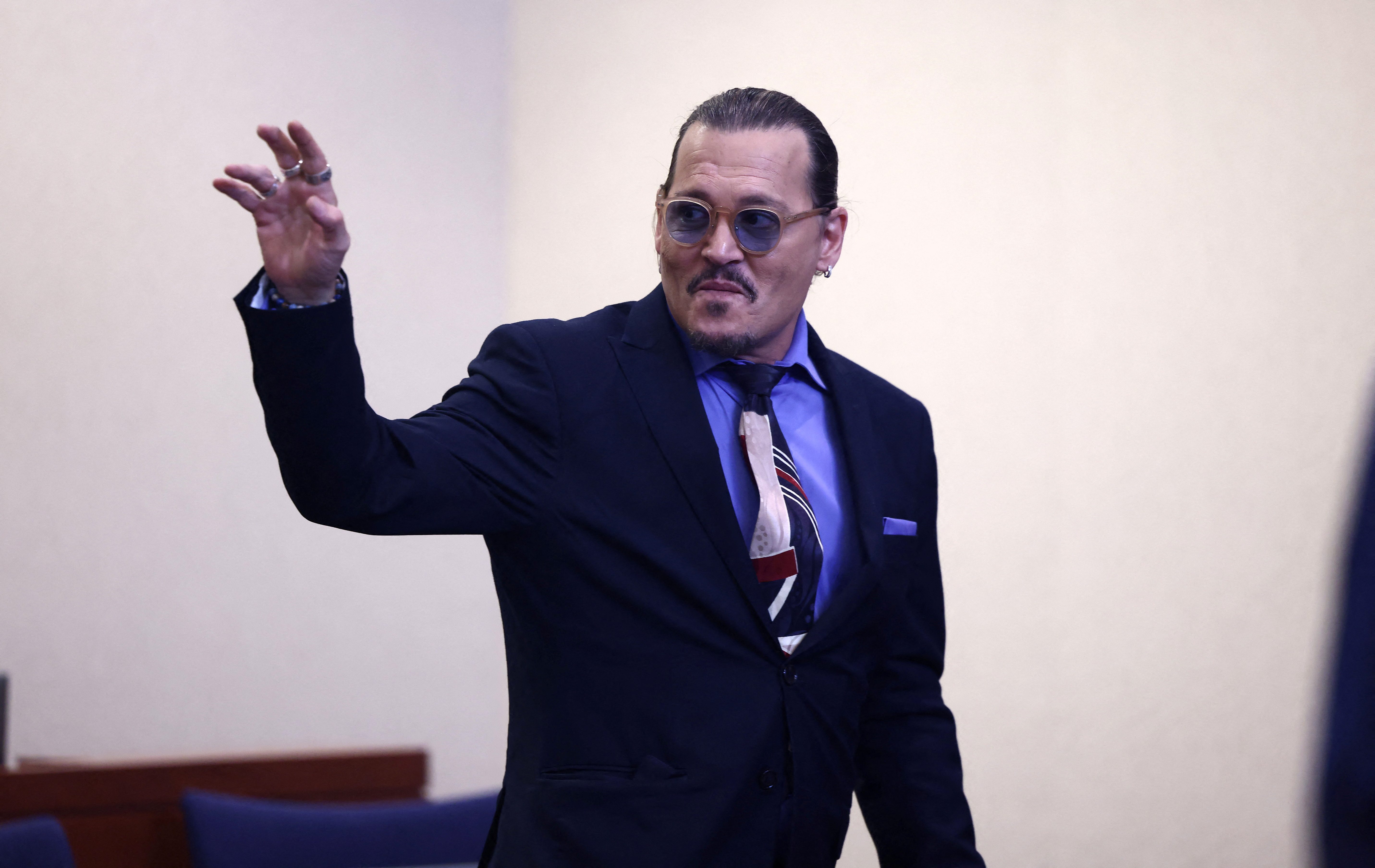 Johnny Depp saluda al retirarse de al corte en la que se lleva adelante el juicio (Jim Lo Scalzo/Pool via REUTERS)