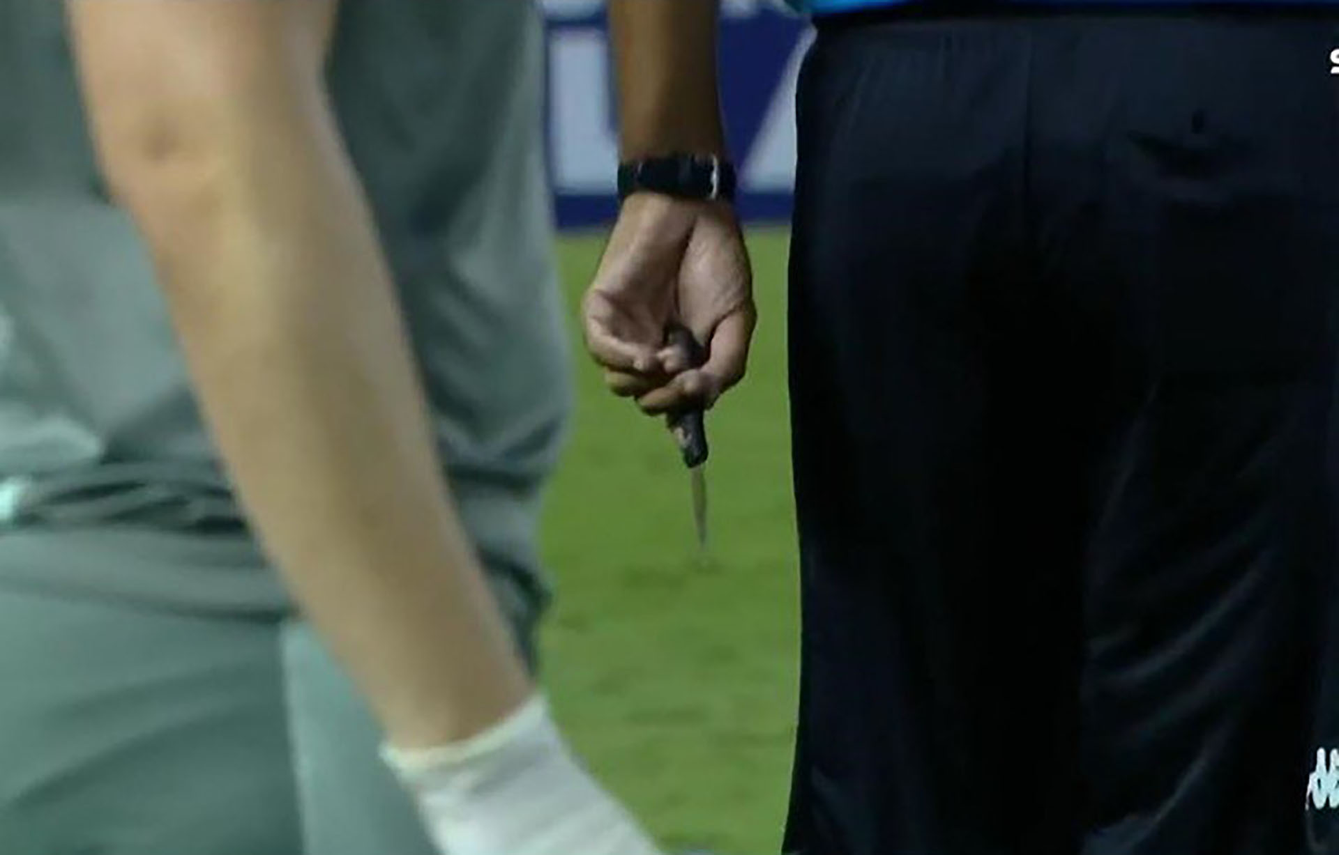 El árbitro con el cuchillo en la mano (captura de TV)