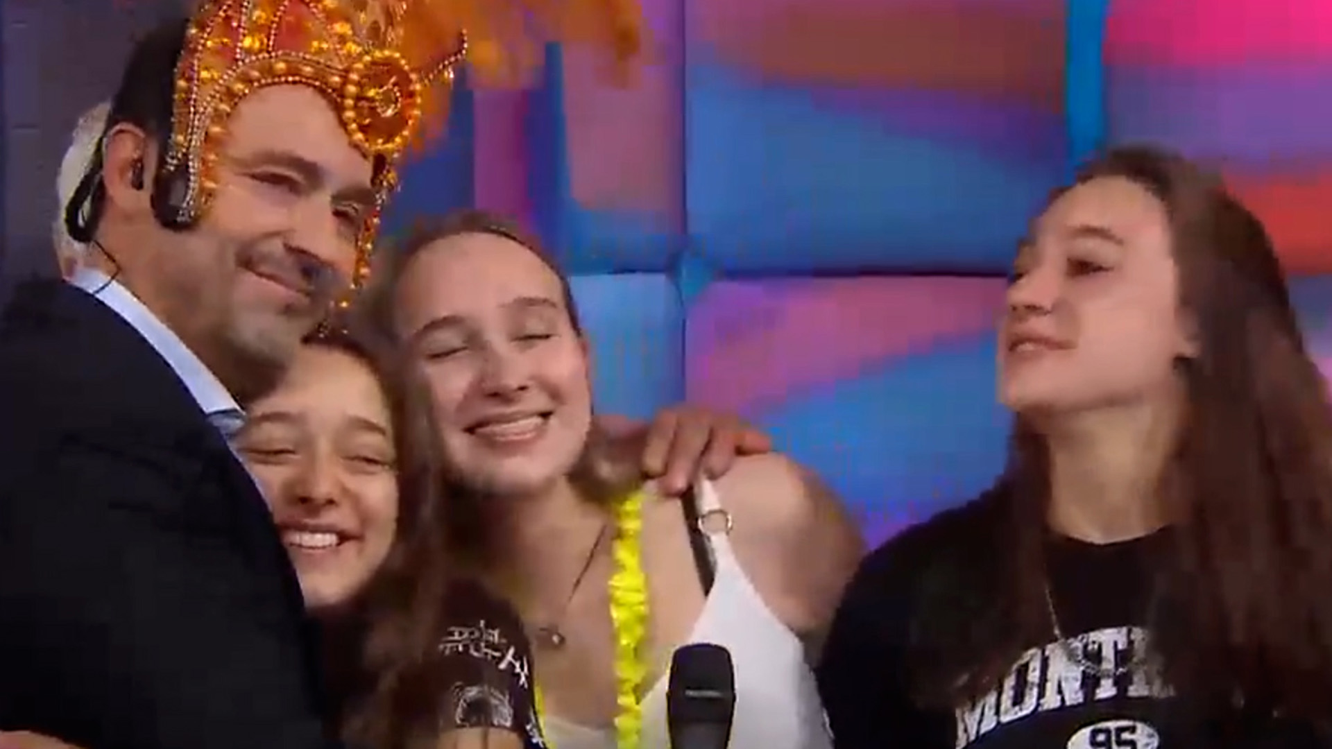 Adrián Pallares se emocionó en vivo al recibir la visita de sus hijas y sus padres en el día de su cumpleaños