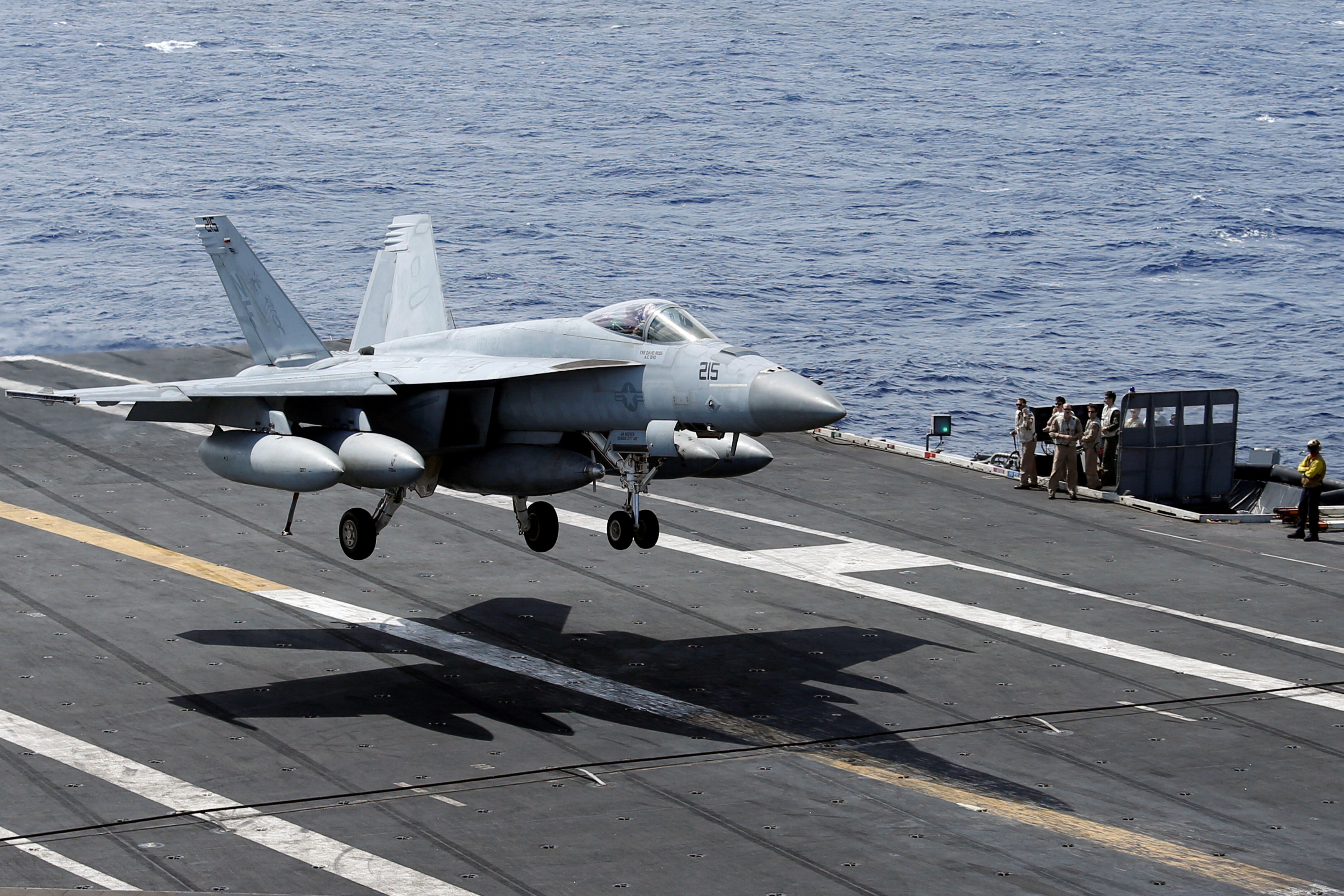 Un F/A-18 Super Hornet aterriza en el USS Ronald Reagan (REUTERS/Bobby Yip)