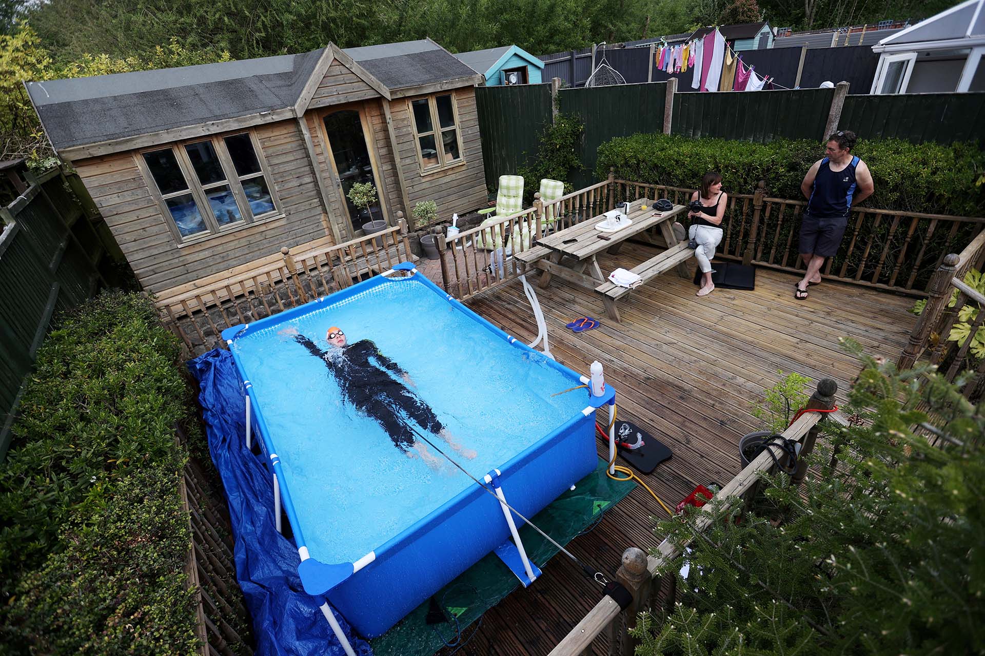 El triatleta Lloyd Bebbington entrena en una piscina en su casa de Newcastle, ante las restricciones por la pandemia (26 de abril)