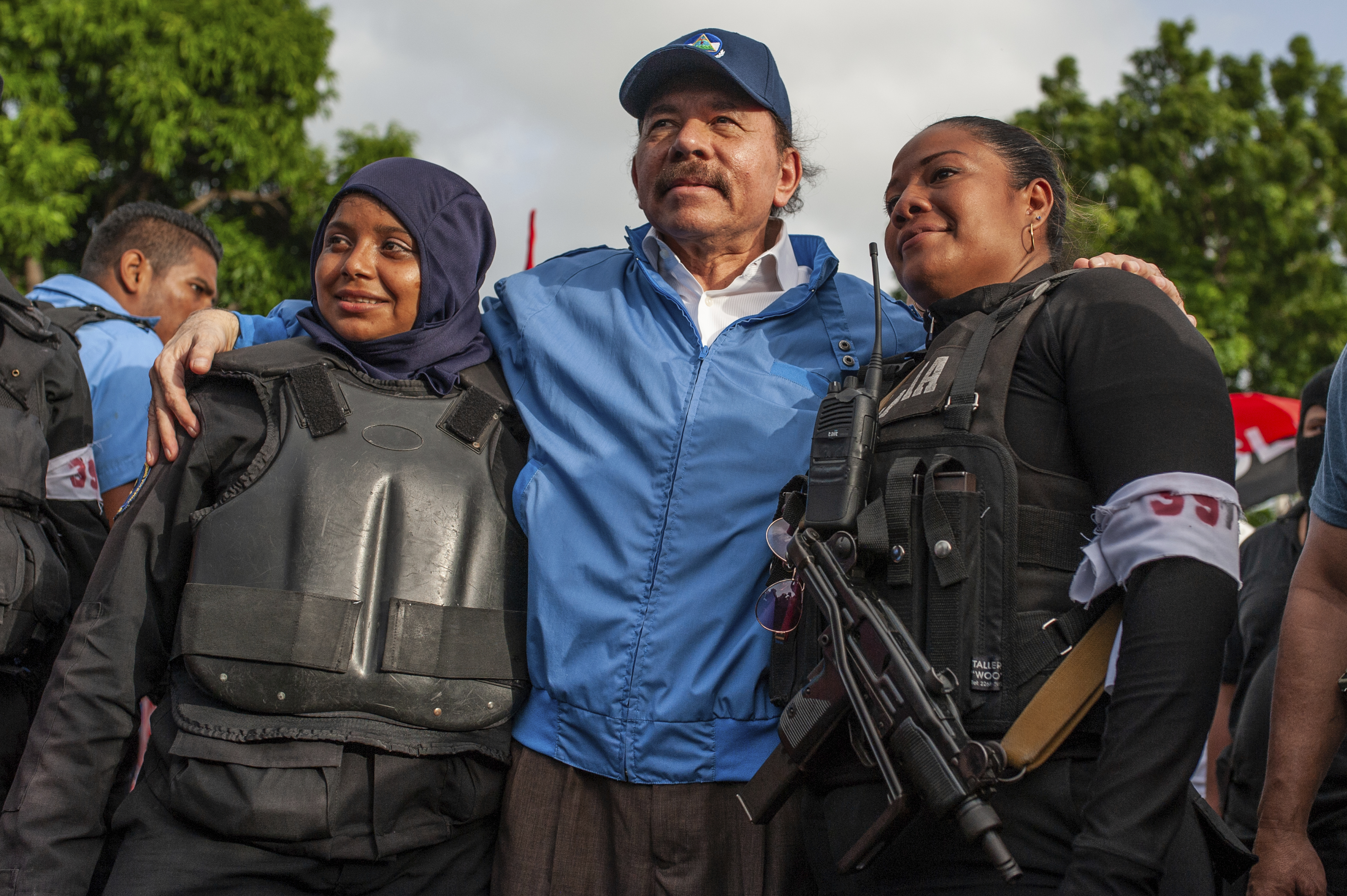 ARCHIVO - Policías nicaragüenses se toman una foto con Daniel Ortega, in Masaya, Nicaragua, el viernes 13 de julio de 2018 (AP Foto/Cristóbal Venegas, Archivo)