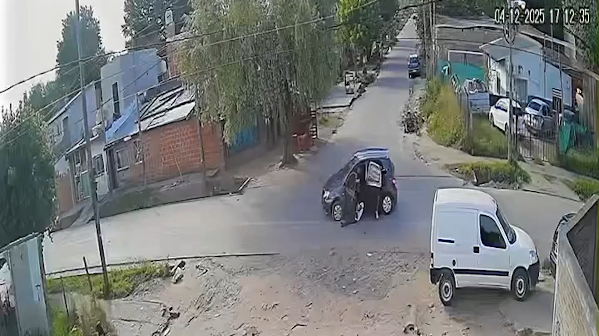 Sillazos, insultos y fuerte pelea entre peronistas y libertarios en la jura de concejales de José C. Paz