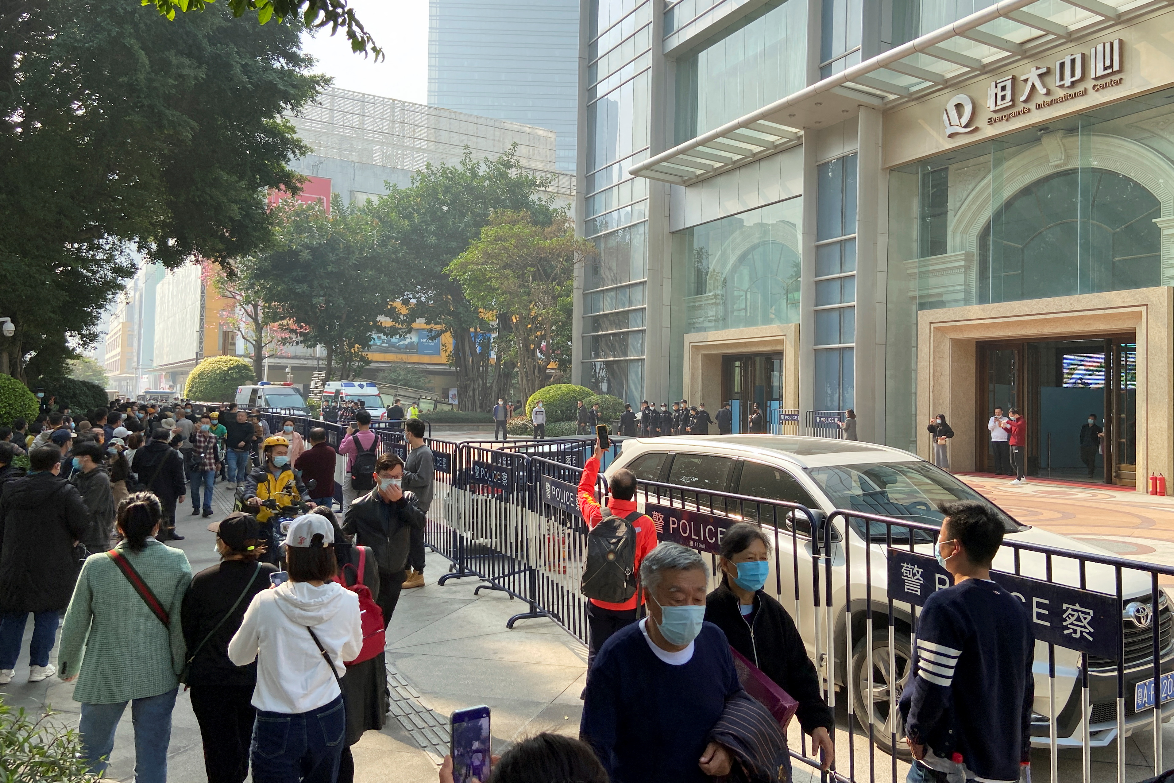 Los manifestantes frente al Centro Internacional Evergrande en Guangzhou, el 4 de enero de 2022. (REUTERS/David Kirton)