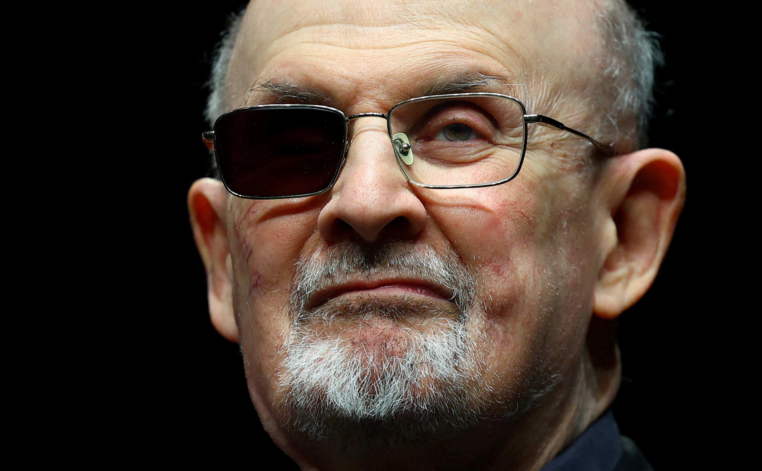 Salman Rushdie, escritor británico: "El momento en que declarás que un conjunto de ideas es inmune a la crítica, la sátira, la burla o el desprecio, la libertad de pensamiento se vuelve imposible"