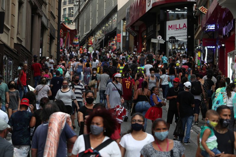Foto del lunes de Ladeira Porto Geral, un área popular de compras en San Pablo (REUTERS/Amanda Perobelli)