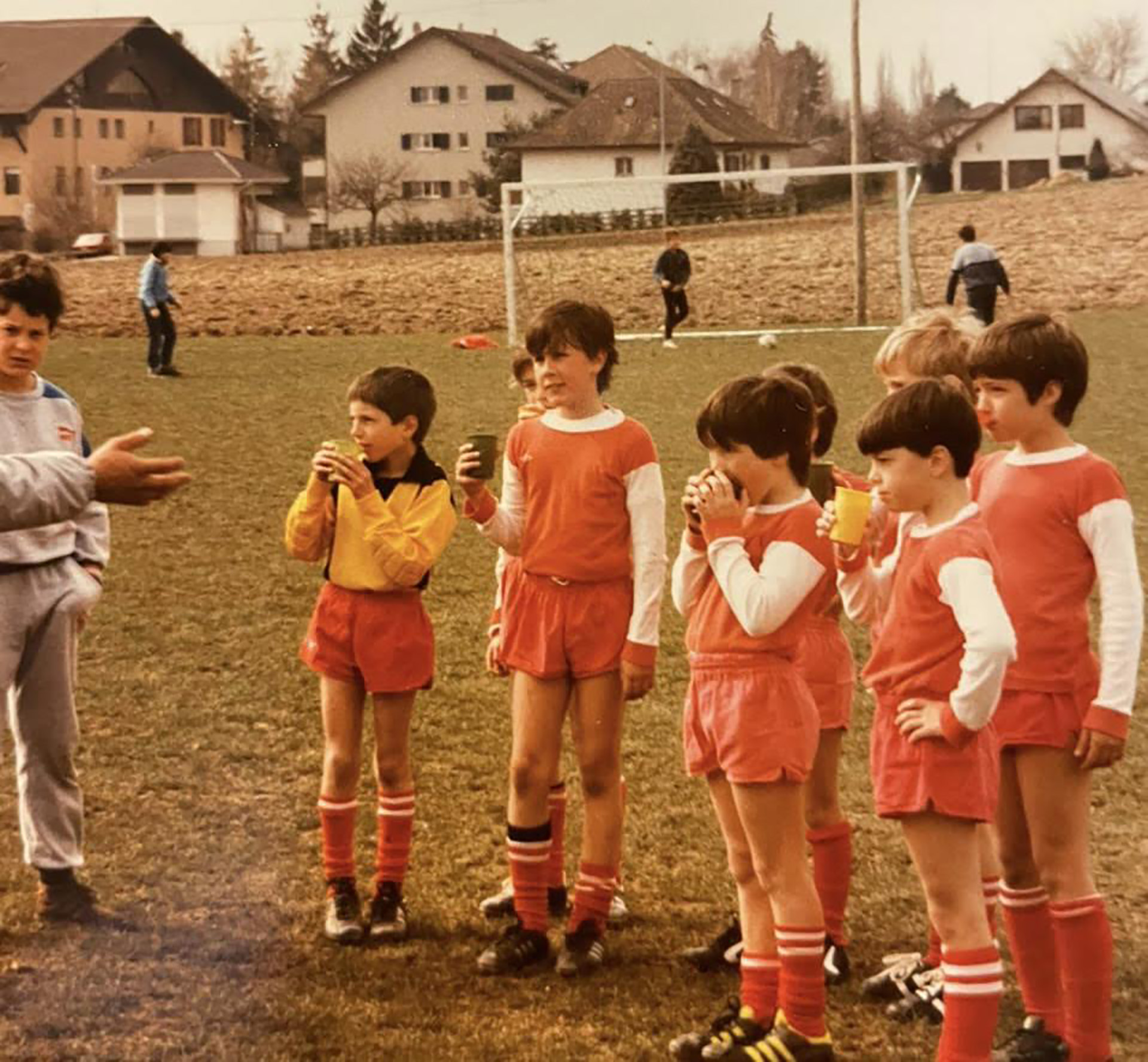 Roberto García Moritán a los 12 años, cuando jugaba fútbol en un equipo infantil del pueblo suizo en el que pasó gran parte de su infancia