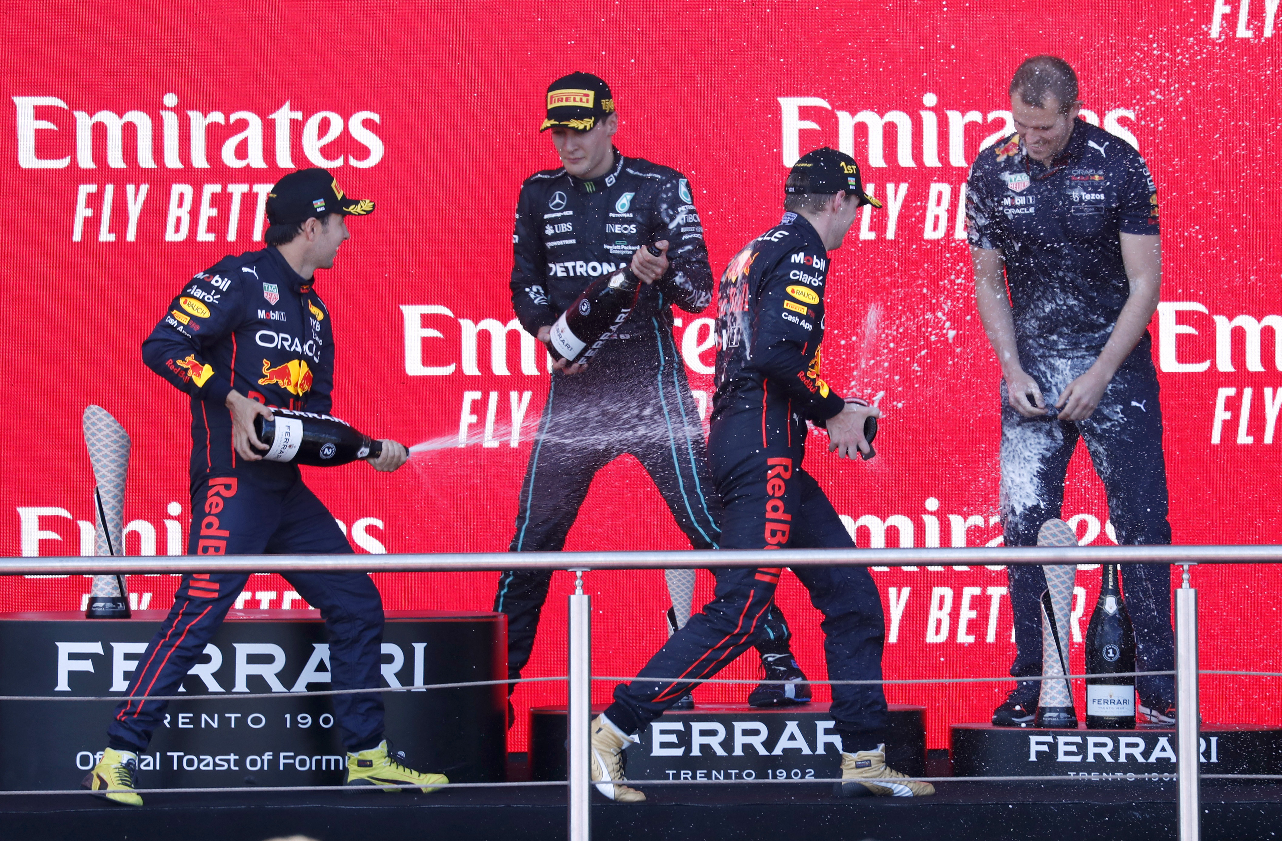 El festejo en el podio de Max Verstappen, Sergio Pérez y George Russell (REUTERS/Murad Sezer)