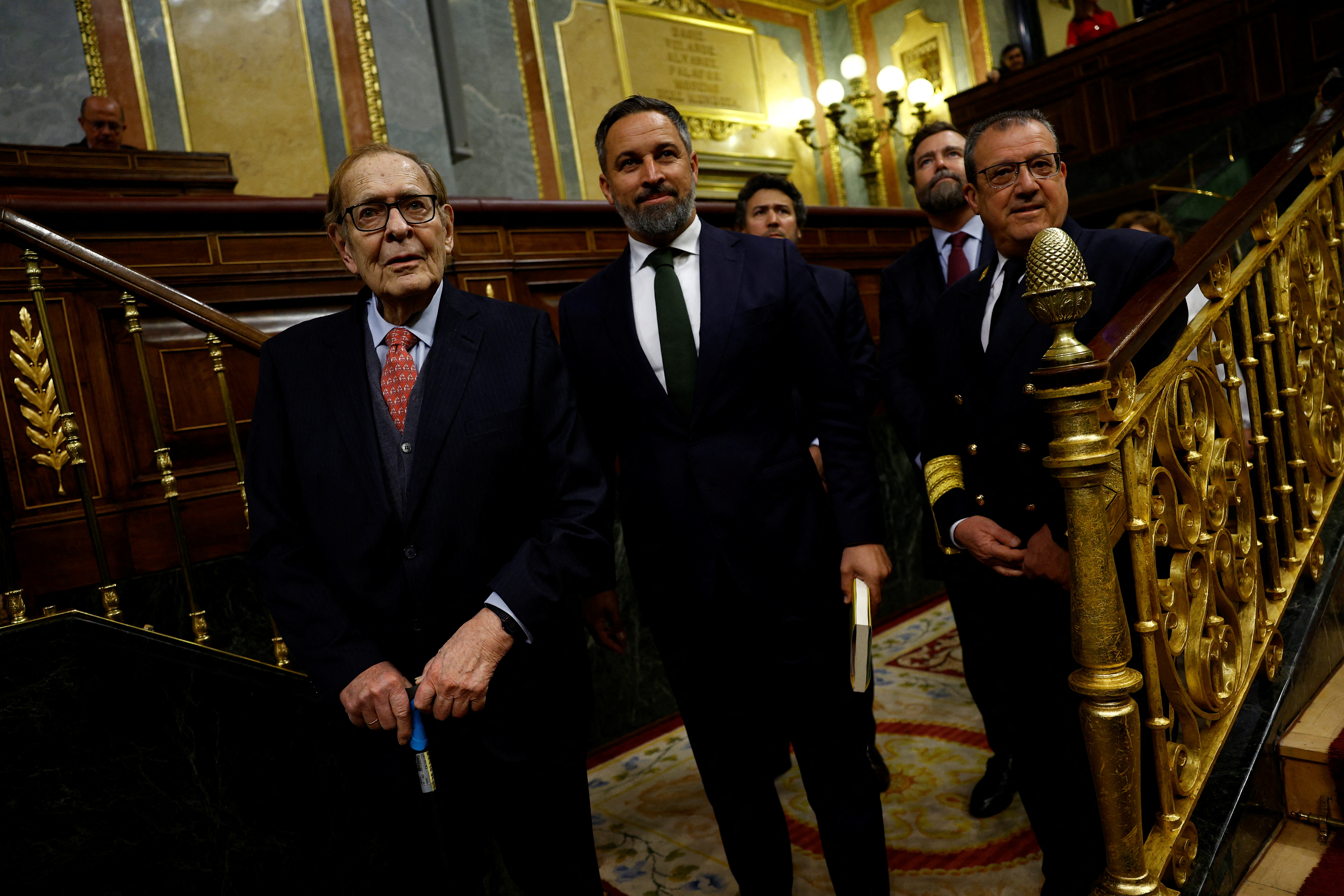 El economista Ramon Tamames y el líder de Vox, Santiago Abascal, a su llegada al Congreso de los Diputados. (Susana Vera / Reuters)