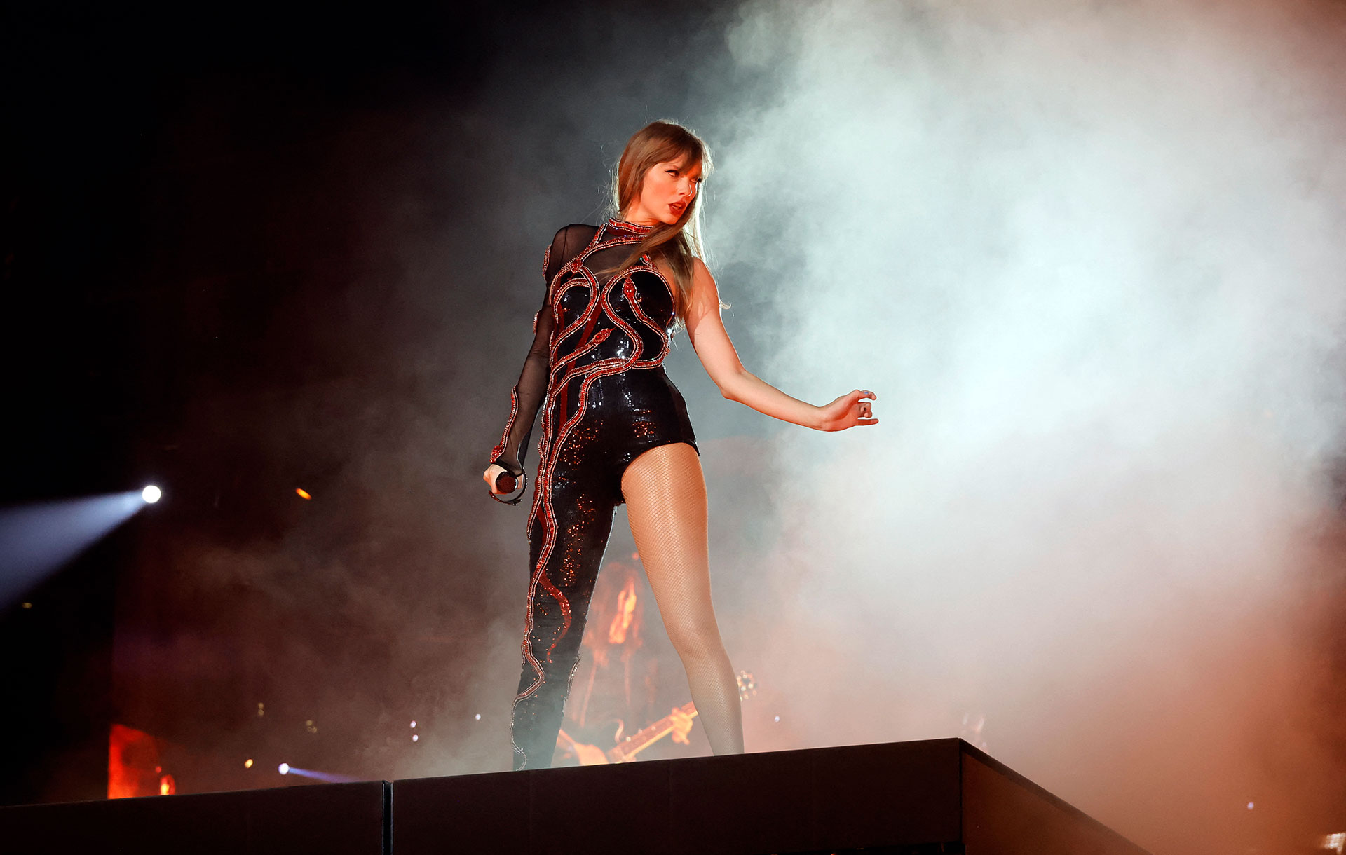 Swift vistió un catsuit de Roberto Cavalli mientras interpretaba su Reputación en el escenario (AFP)