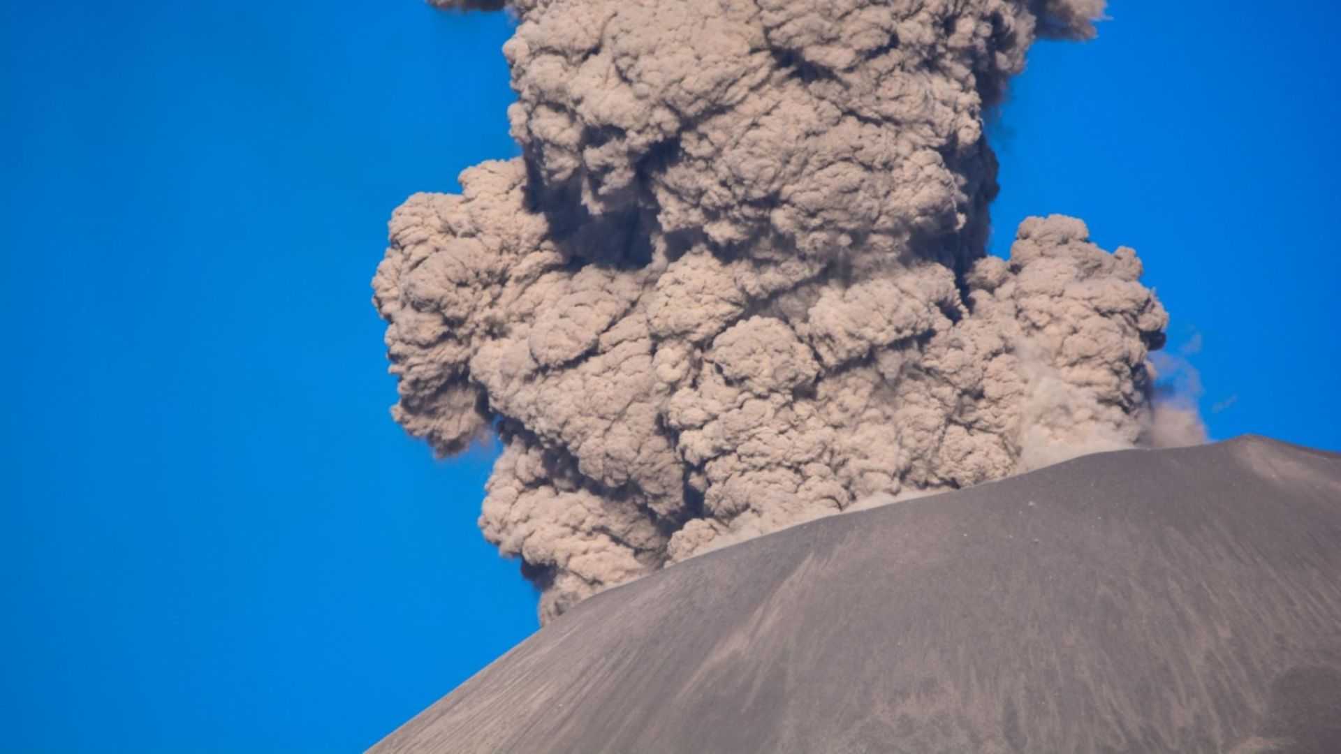 Volcán Sabancaya, en Arequipa, podría arrojar cenizas en las próximas horas, advierte el Indeci
