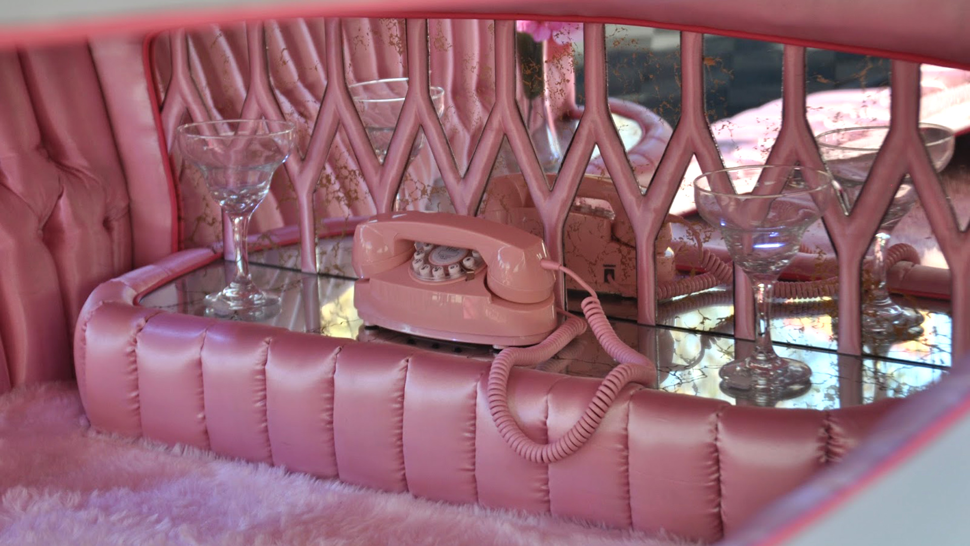 Este no era el teléfono rojo más famoso del mundo, sino el teléfono rosa, para que la Pantera Rosa fuera comunicada en su Panthermovil