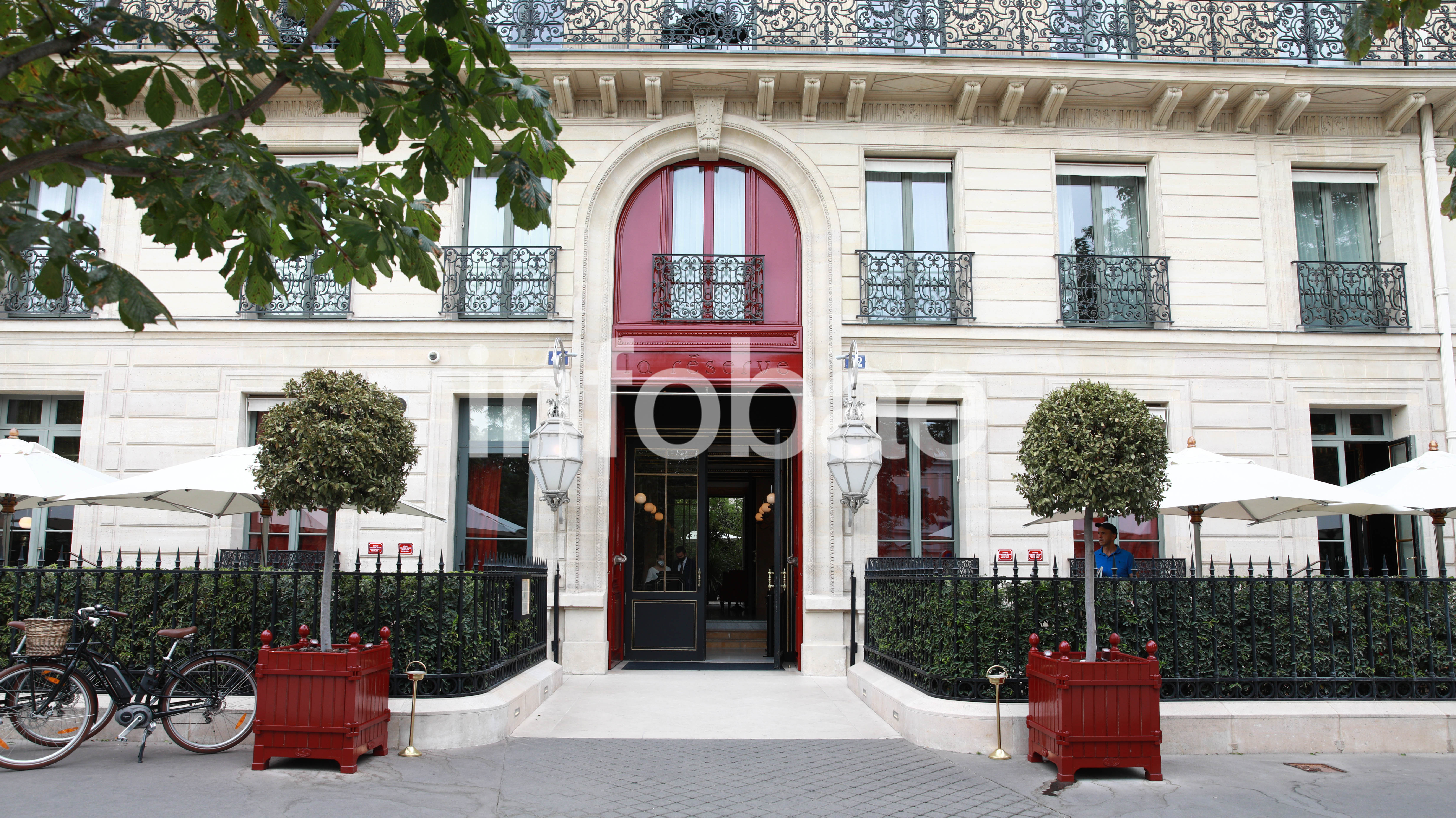 La facha del hotel La Reserve París ubicado a una cuadra de Champs Elysées y rodeado de grandes espacios verdes