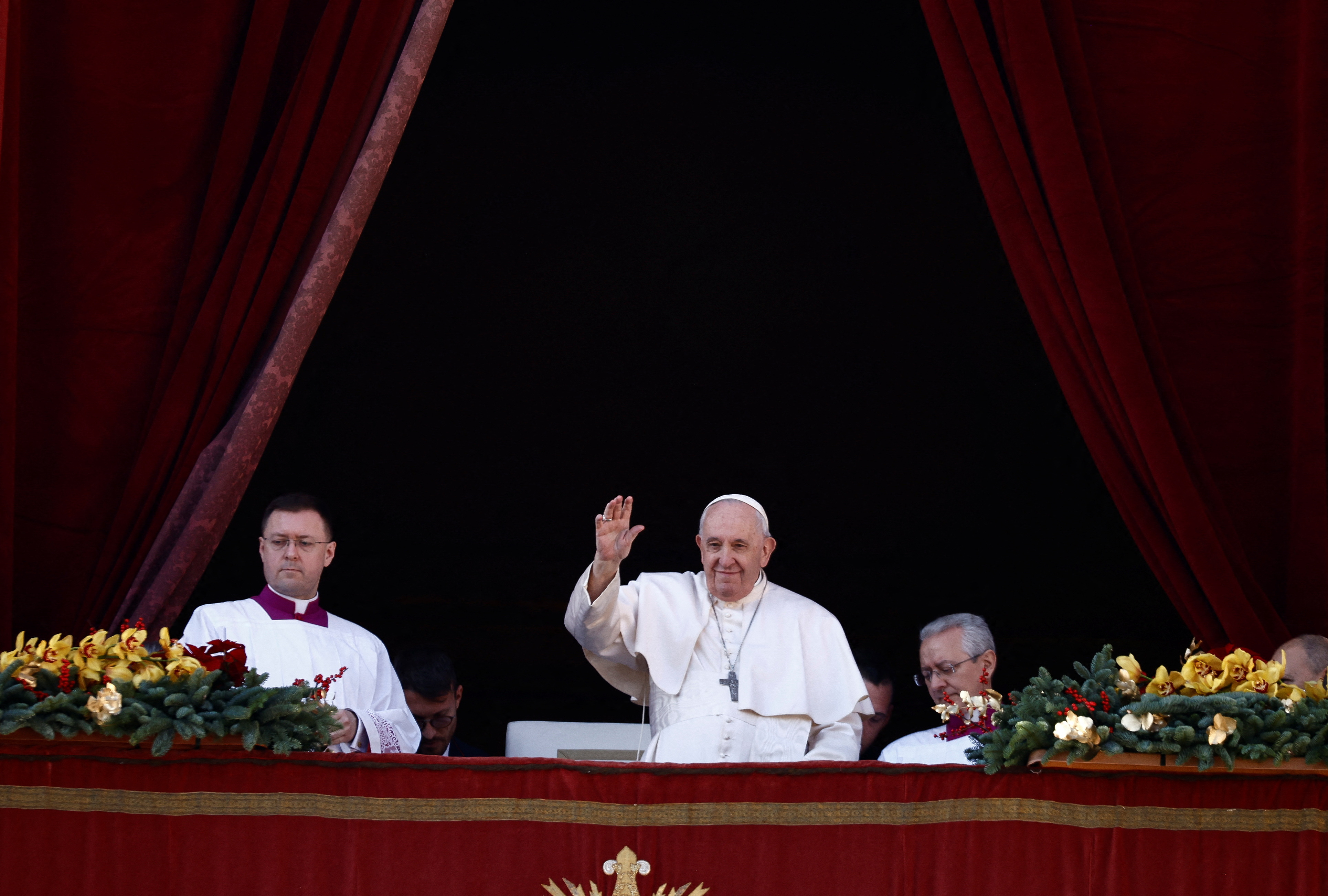 Saludo del Papa a los fieles desde el balcón a la Plaza (Reuters)