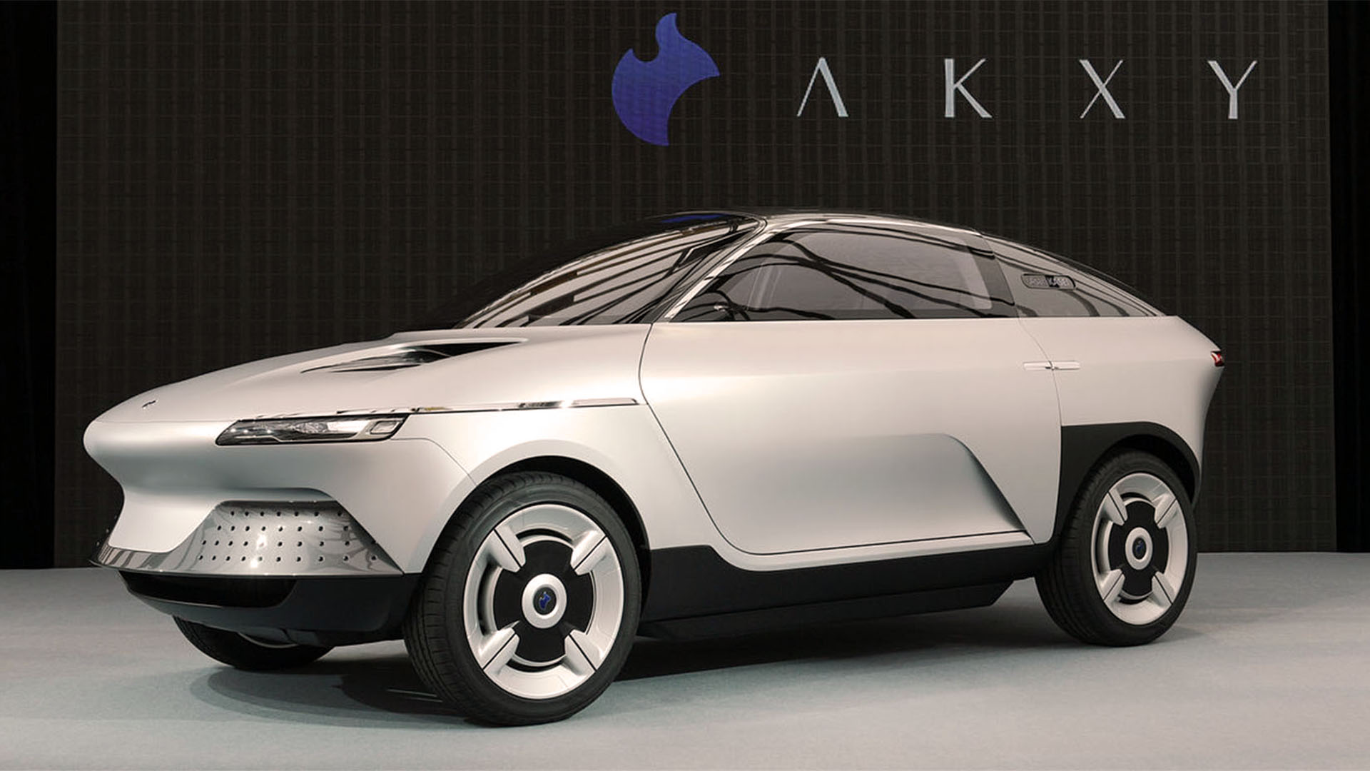 El primer prototipo de Asahi Kasei fue el AKXY en 2017. A pesar de recibir premios a la innovación, tras la pandemia nació el segundo concepto, completamente distinto