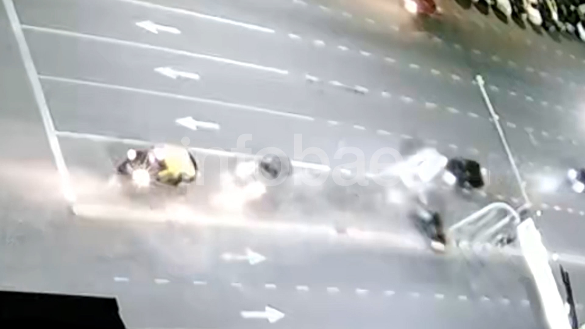 Un cámara de seguridad captó el impacto: la camioneta BMW choca de frente contra los vehículos que esperaban en el semáforo