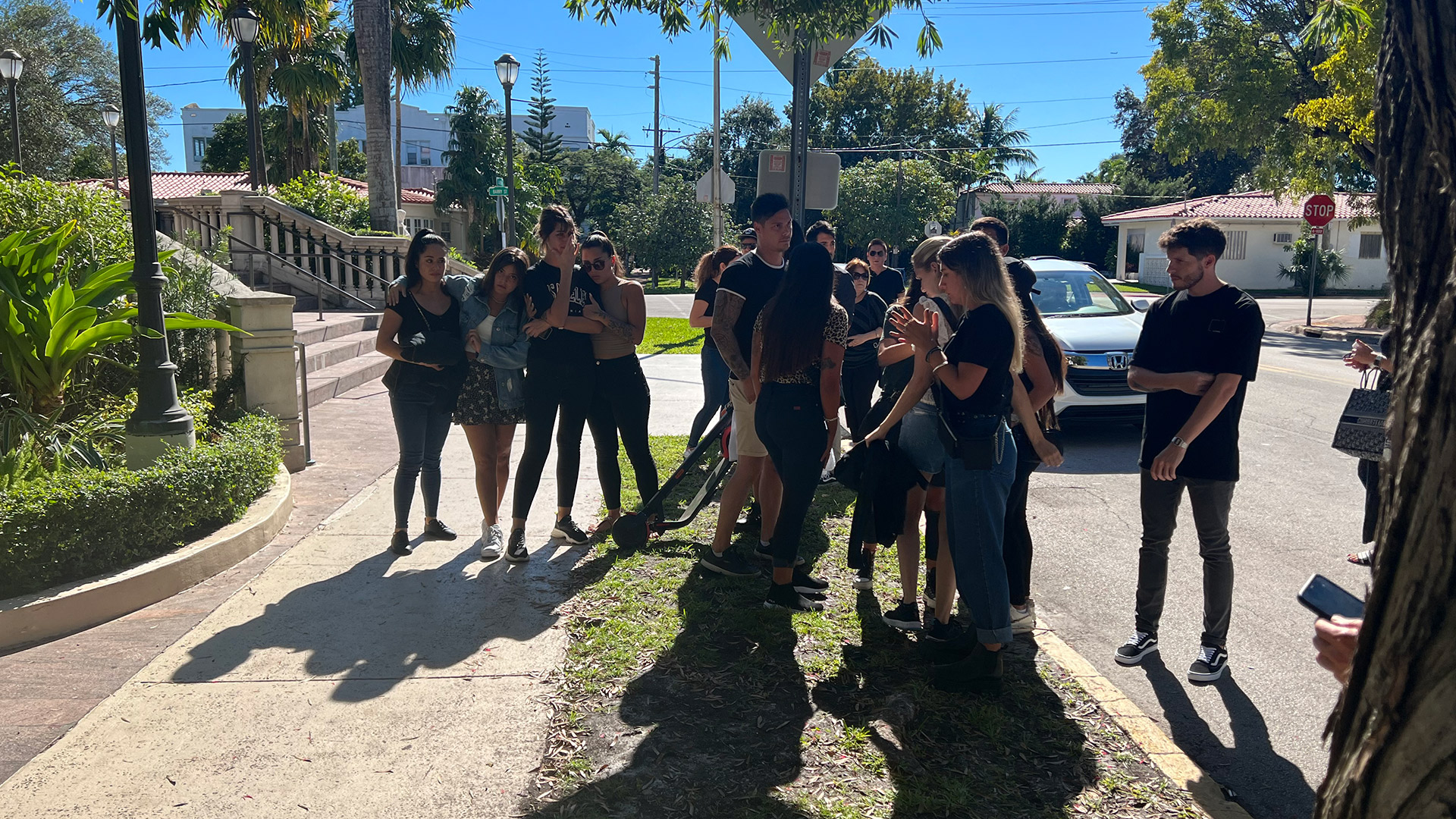 Amigos y compañeros de trabajo de Delfina Pan se reunieron en una misa para recordar a la víctima de femicidio en Miami Beach (Infobae)