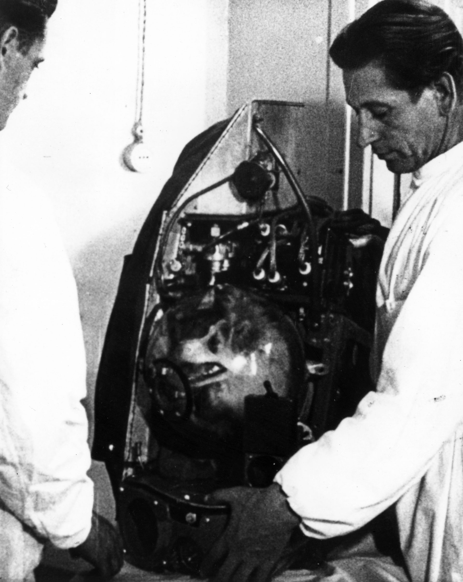 Los científicos soviéticos introducen a Laika en la cápsula (Getty Images)