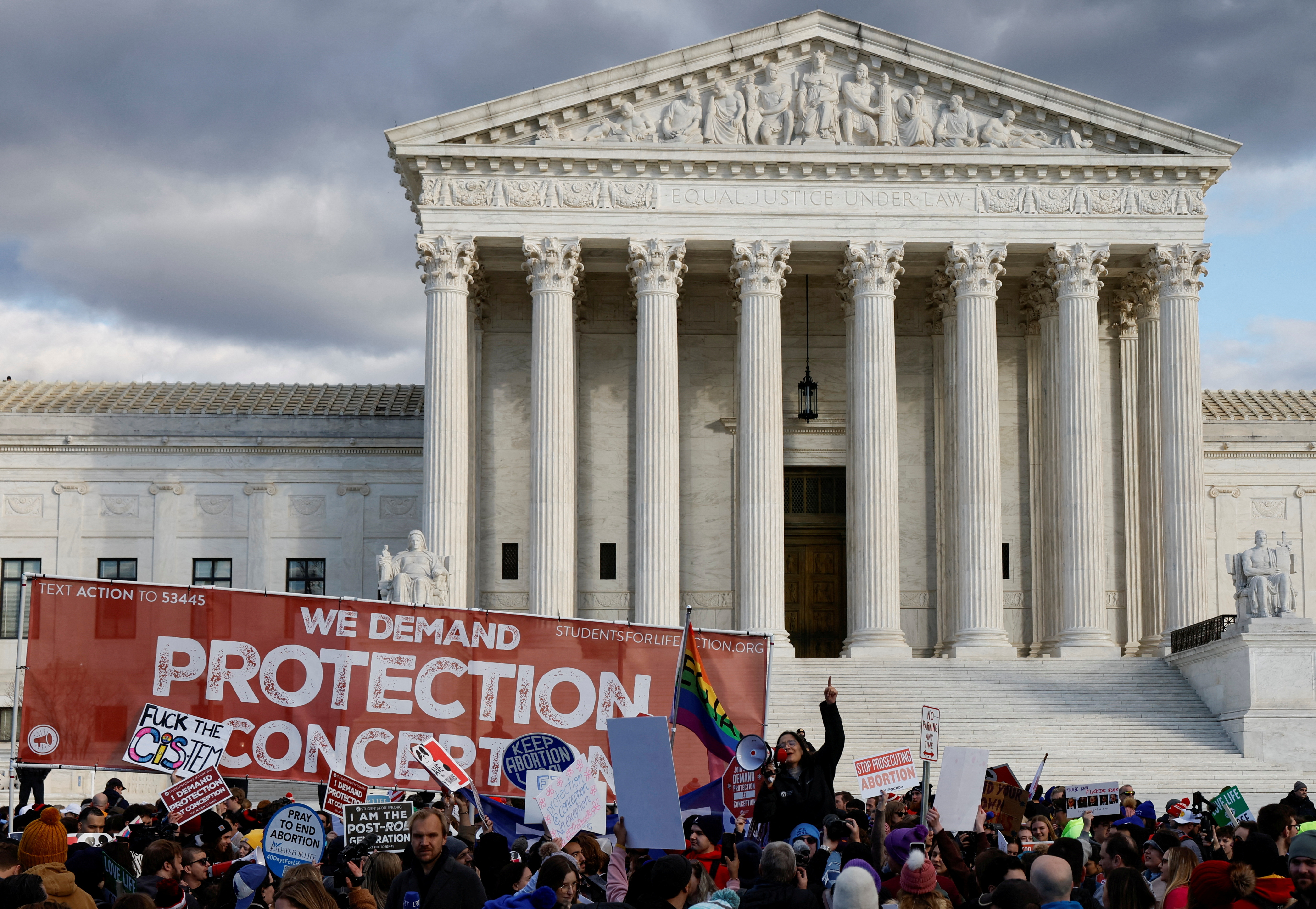 La Corte Suprema de Estados Unidos pospuso hasta el viernes su fallo sobre la píldora abortiva