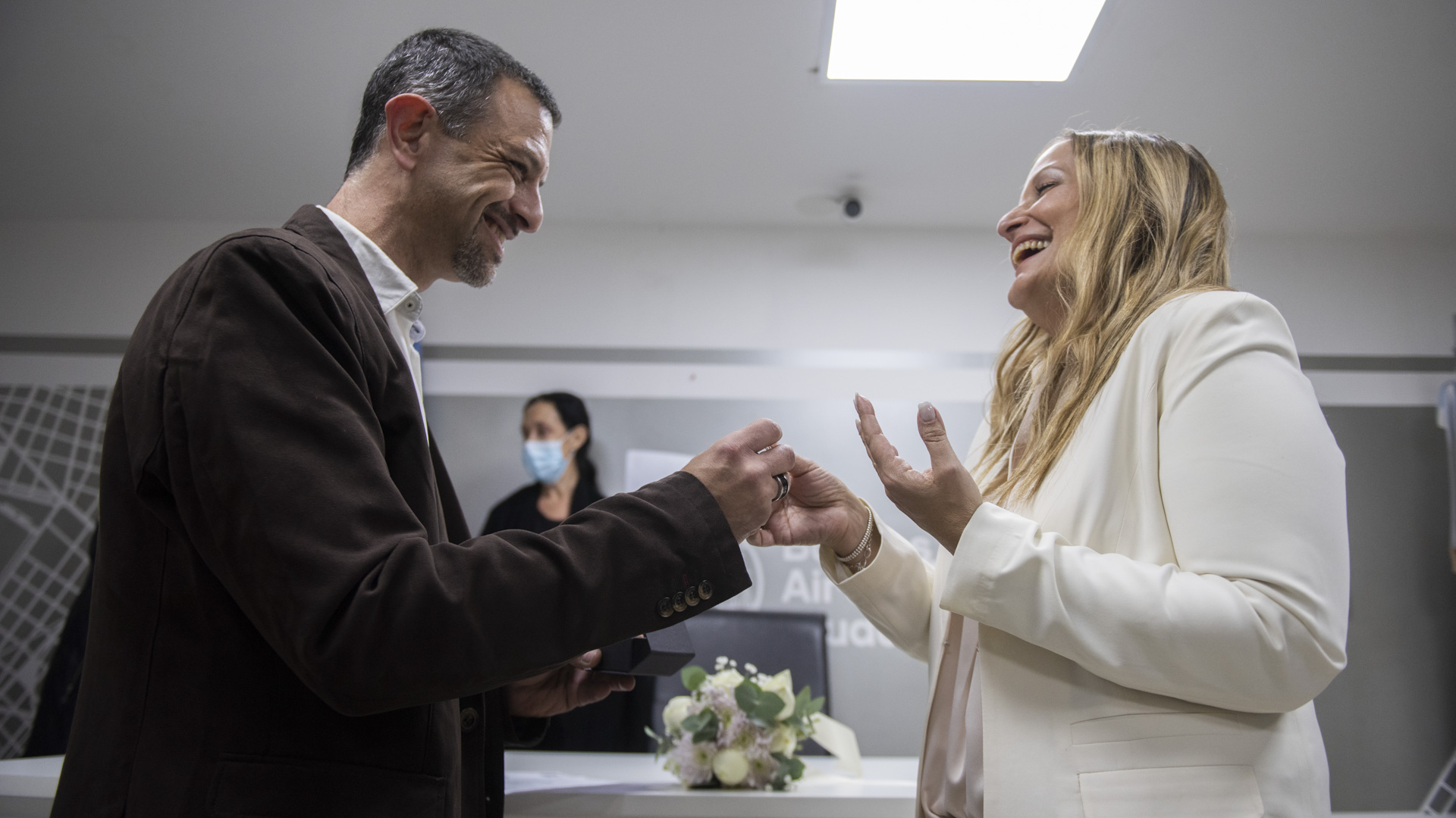 Gabriel Katzuni le entrega el anillo a Valeria Schwalb en la ceremonia de la unión civil (Foto: Adrián Escandar)