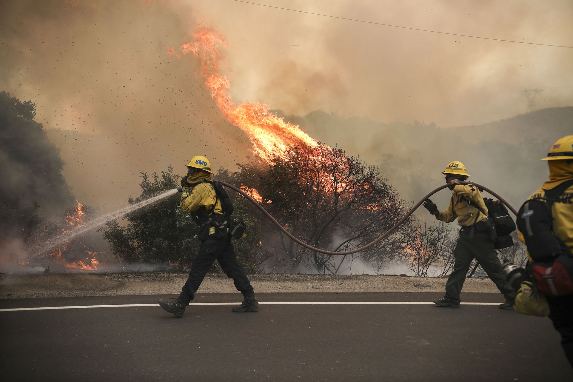 Esta nueva oleada de incendios se suma a la declarada el fin de semana del 15 y 16 de agosto, cuando se produjo en gran parte del estado una tormenta eléctrica nada habitual en California en la que cayeron 10.800 rayos, pero apenas lluvia, lo que unido a una ola de calor y a la sequedad del terreno, propició que se iniciasen miles de fuegos. (SANDY HUFFAKER / AFP)
