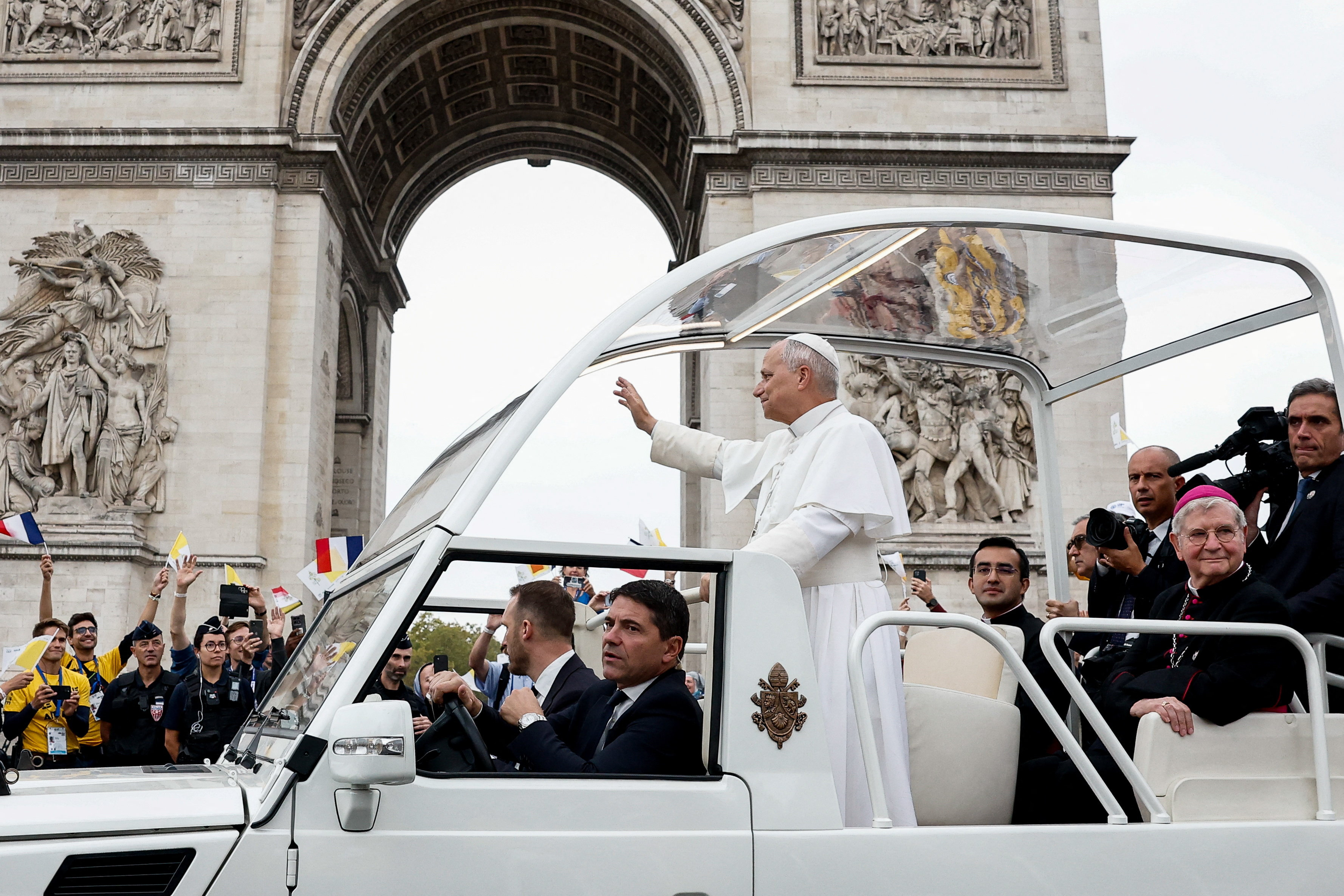 Una multitud aclamó a León XIV en su recorrido en papamóvil por París antes de la misa en la Plaza de la Concordia