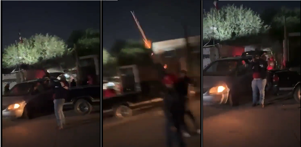 Los hombres armados estaban cerca de varios vehículos estacionados en la calle
(Foto: Captura de pantalla/Twitter/@Jalisciense1cc)