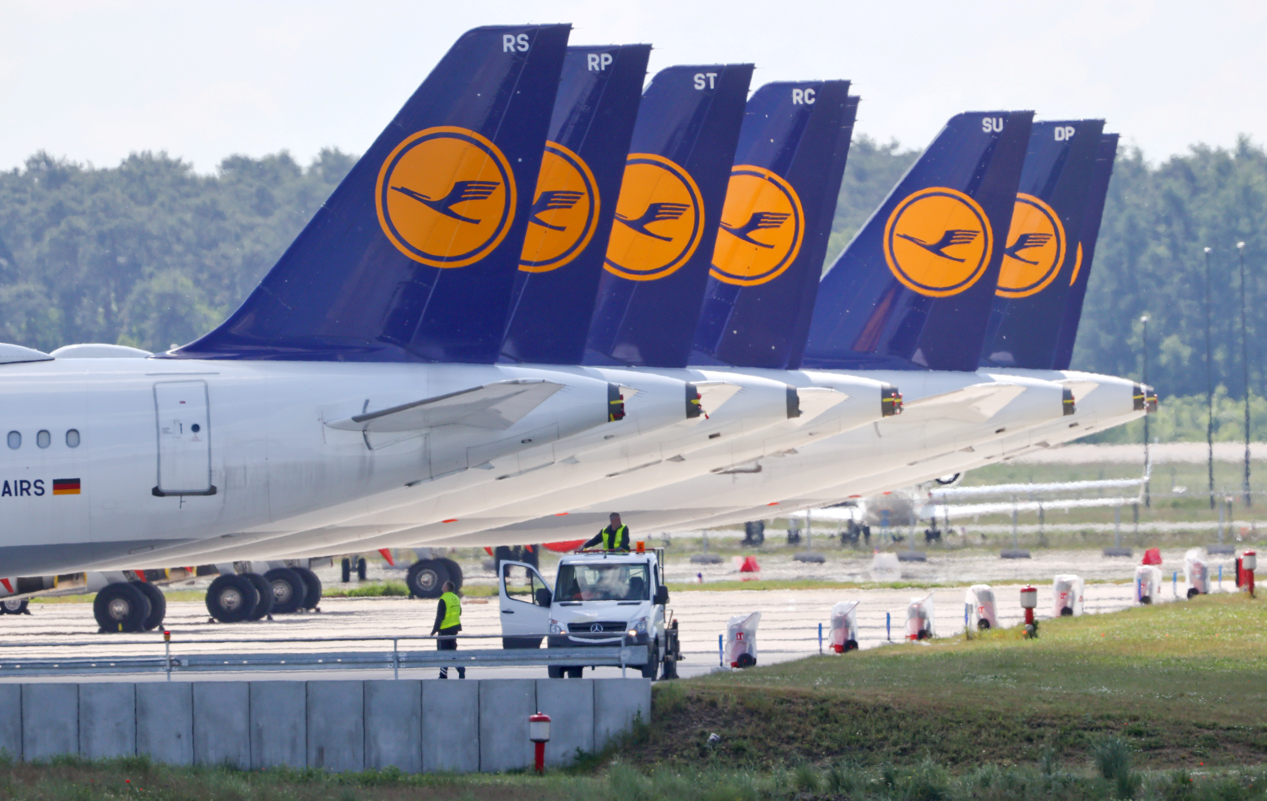 Aviones de Lufthansa en el aeropuerto Schoenefeld de Berlín REUTERS/Fabrizio Bensch/File Photo
