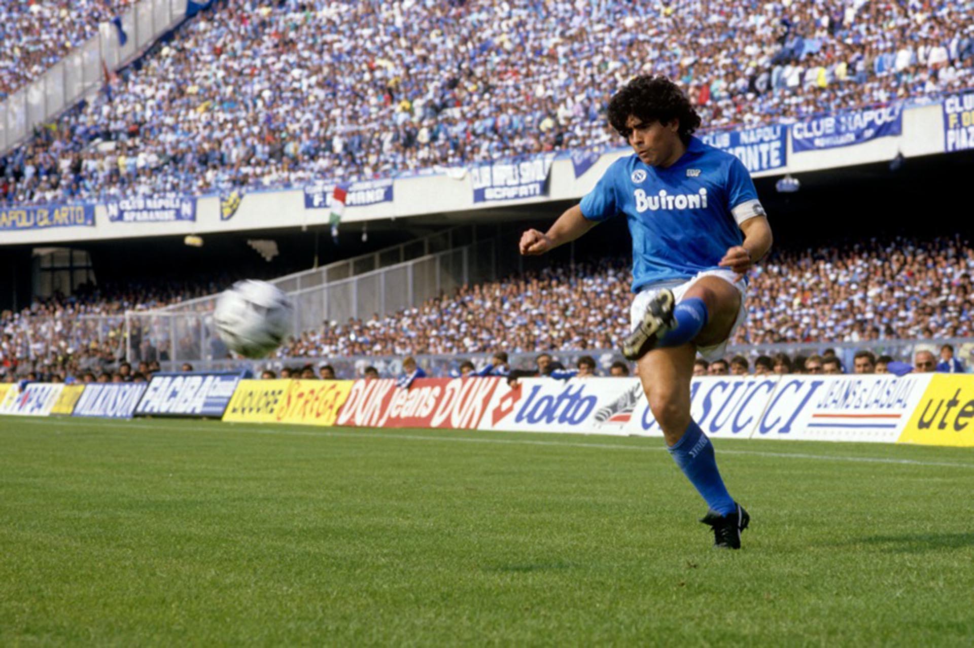 No habrá ninguno igual: Diego Maradona desplegando su magia en el estadio San Paolo, con el Napoli