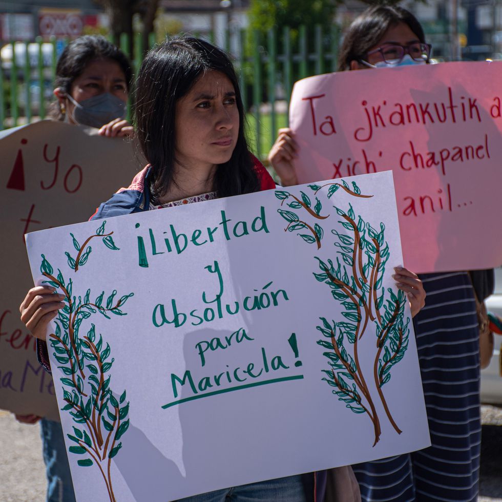 Los familiares de Maricela López acompañados del colectivo Cereza, se manifestaron a las afueras del Palacio de Justicia de los Altos, para reclamar la libertad de la mujer indígena. 
(Foto: EFE)