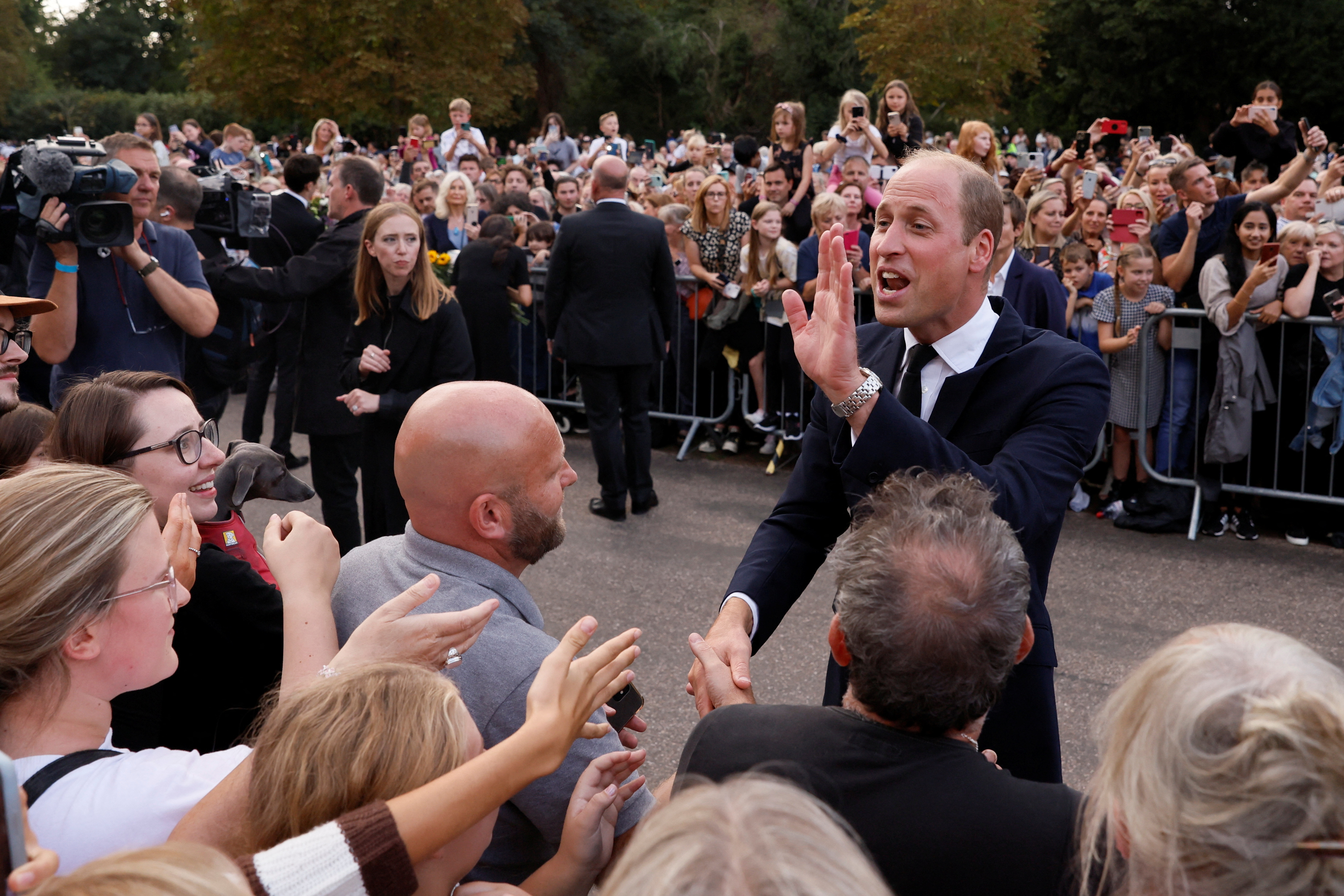 William, príncipe de Gales, se acercó a la gente congregada cerca del castillo de Windsor