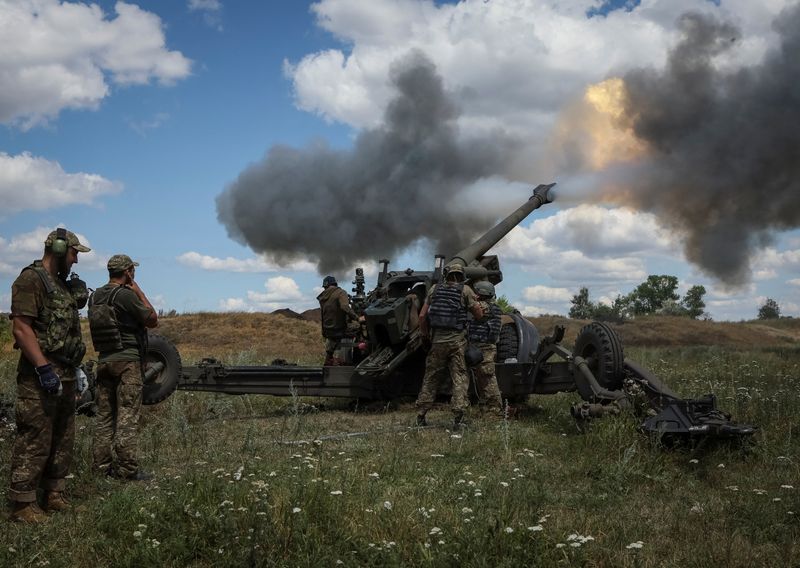 FOTO DE ARCHIVO. Miembros del servicio ucraniano disparan un proyectil de un obús remolcado FH-70 en una línea del frente, mientras continúa el ataque de Rusia a Ucrania, en la región del Dombás, Ucrania. 18 de julio de 2022. REUTERS/Gleb Garanich