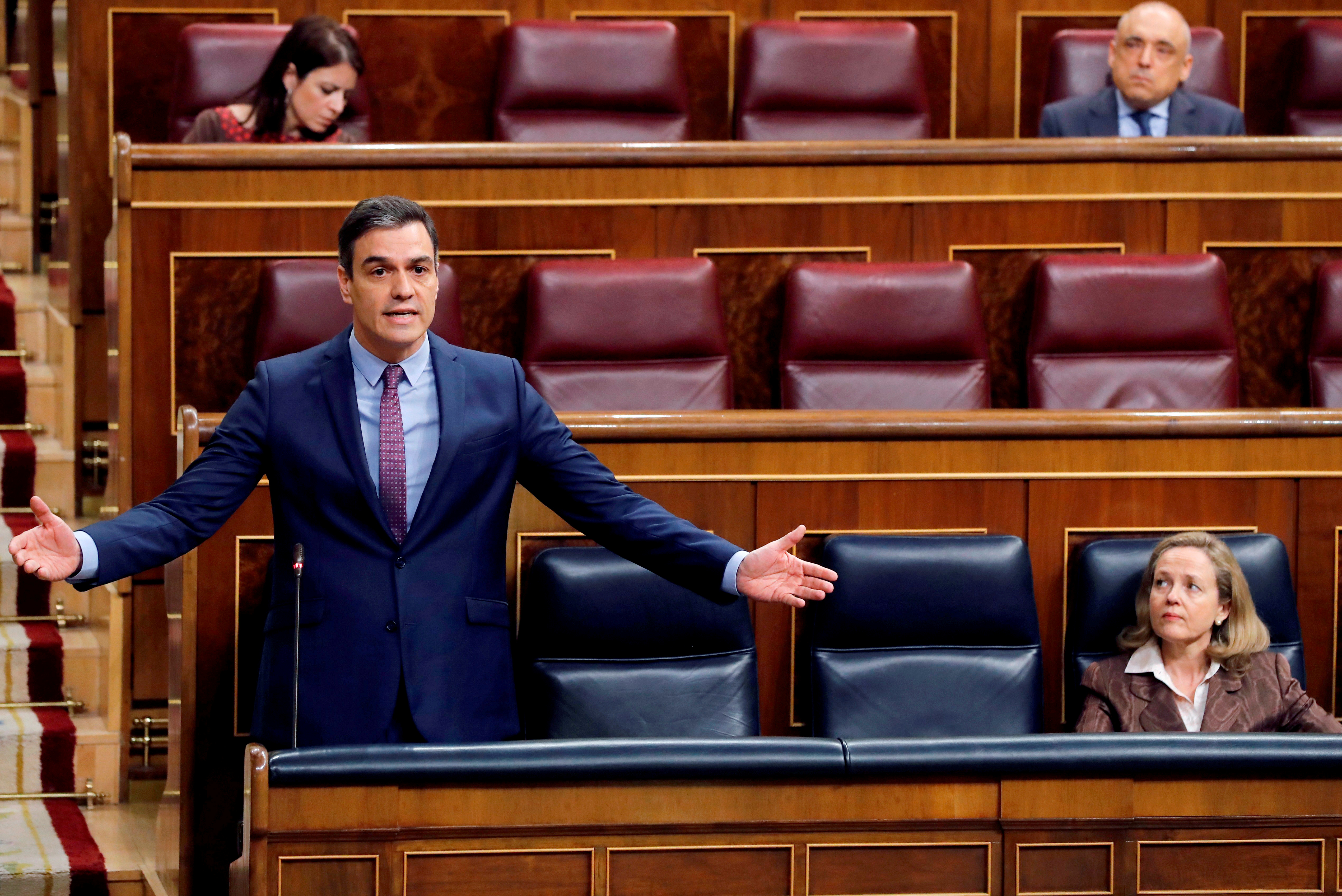El presidente del gobierno Pedro Sánchez responde preguntas en una sesión en el Congreso el 15 de abril. 