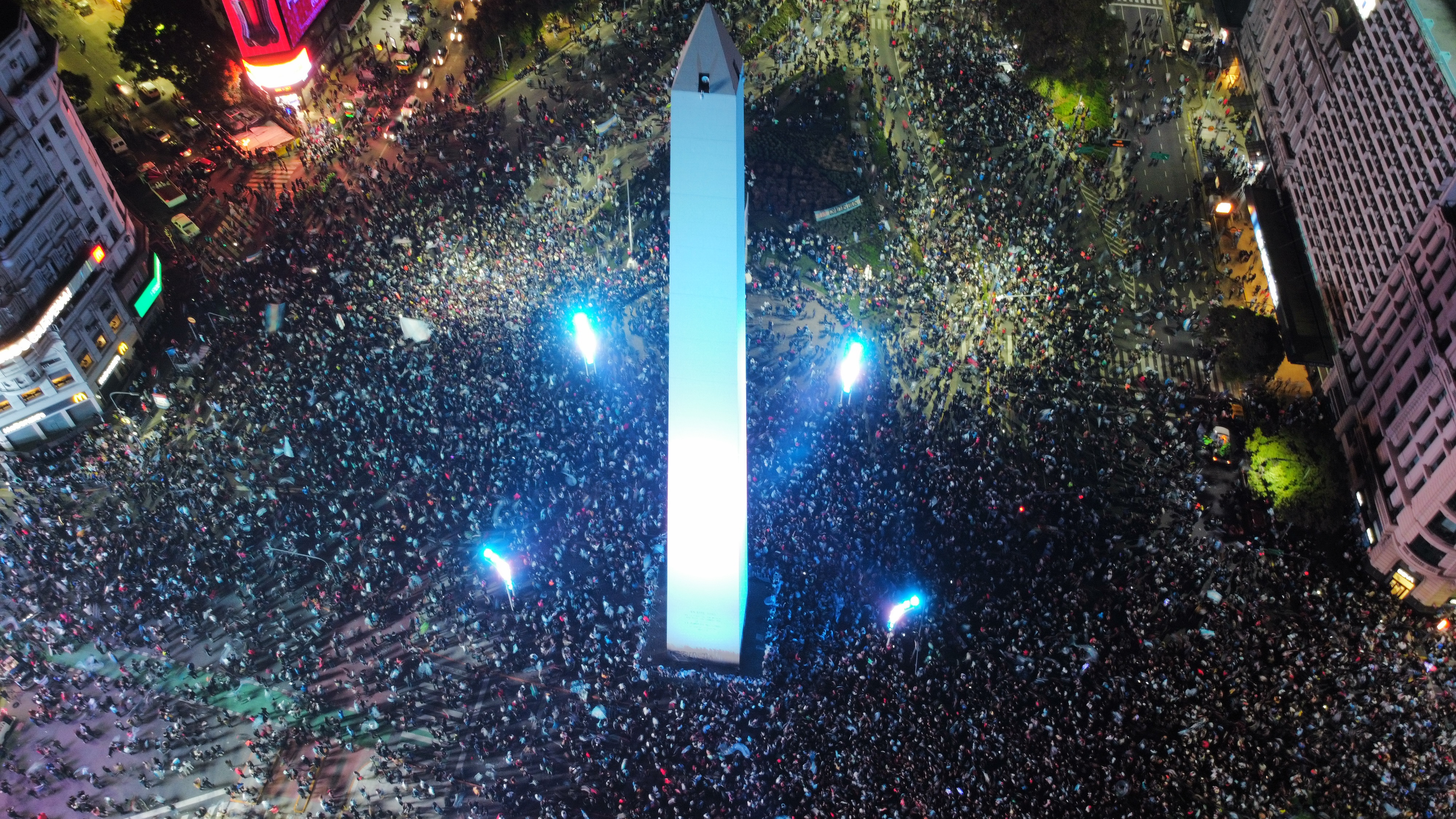 Multitudinarios festejos en el Obelisco por la victoria de la Selección  Argentina en la Copa América - Infobae
