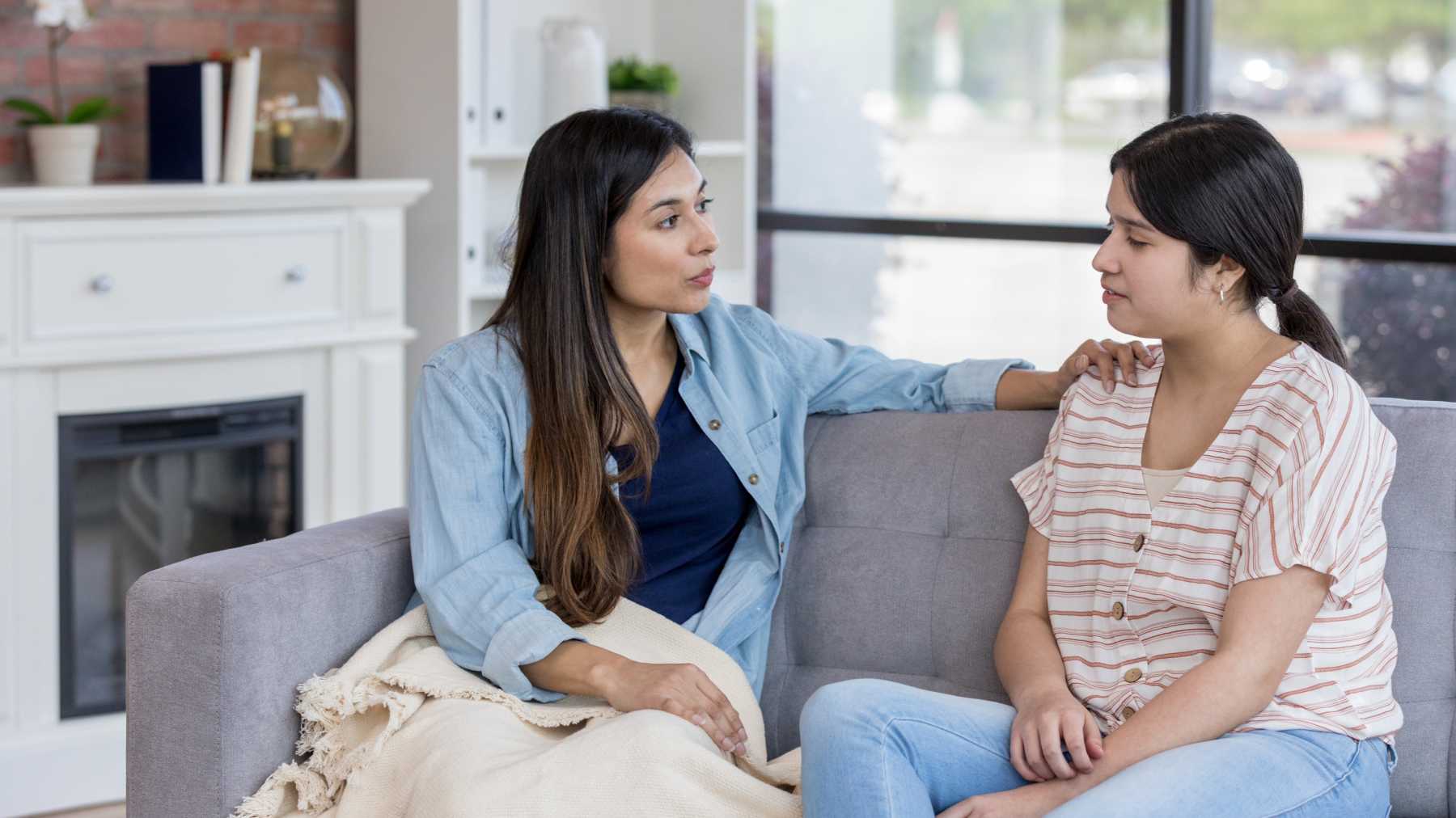 Conversación entre madre e hija sobre educación sexual. (foto: mamaslatinas.com)