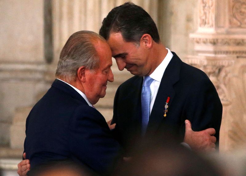 FOTO DE ARCHIVO: El rey de España Juan Carlos y su hijo el príncipe heredero Felipe se abrazan mientras asisten a la ceremonia de firma del acta de abdicación en el Palacio Real de Madrid, el 18 de junio de 2014. REUTERS/Juan Medina