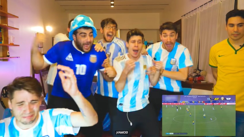 Creadores de contenido argentinos, conocidos como Los Displicentes, reaccionan a la final de la Copa América 2021 entre Argentina y Brasil. (Captura)