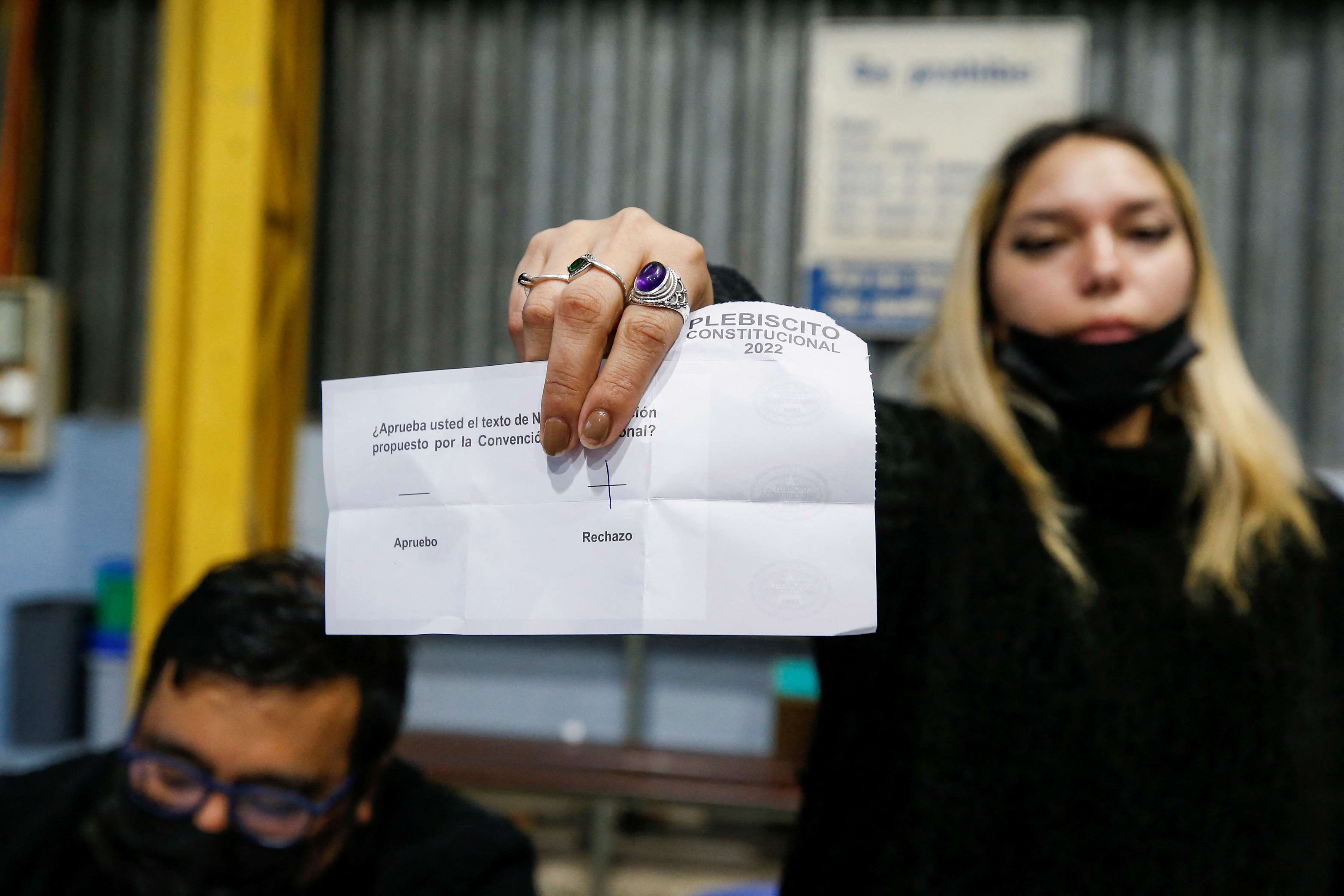 Una abrumadora mayoría rechazó el domingo la propuesta de nueva Constitución en Chile con casi el 62 % de los votos,